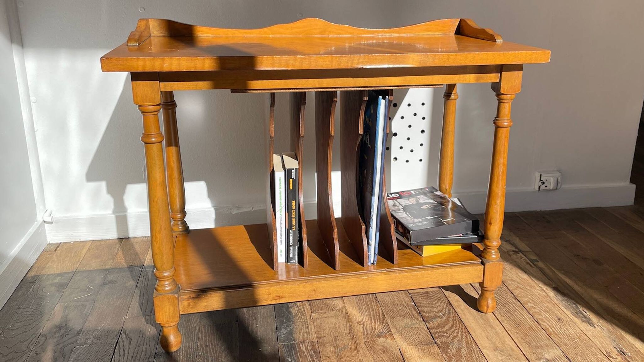Vintage turntable cabinet