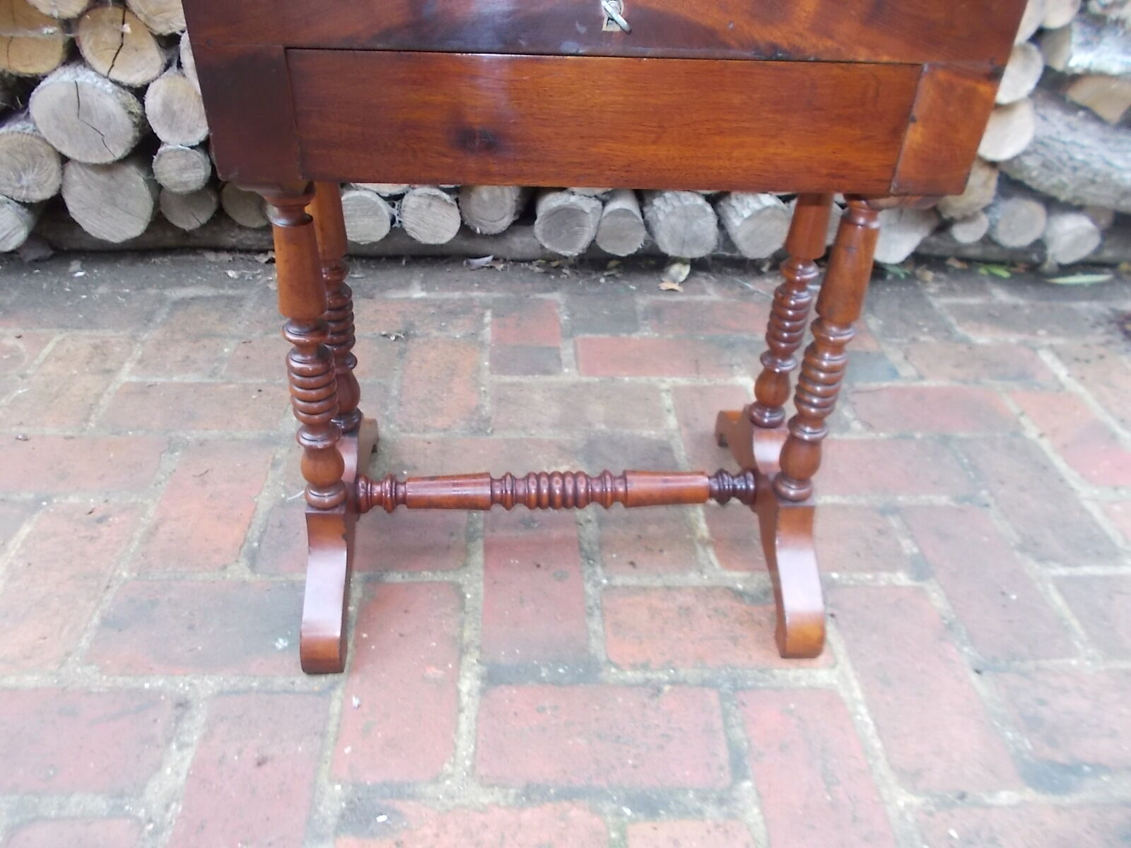 Worker side table / dressing table