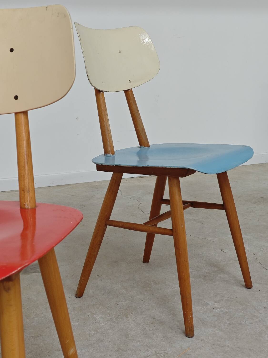 Paire de chaises bois TON Bystrice Thonet rouge et bleu