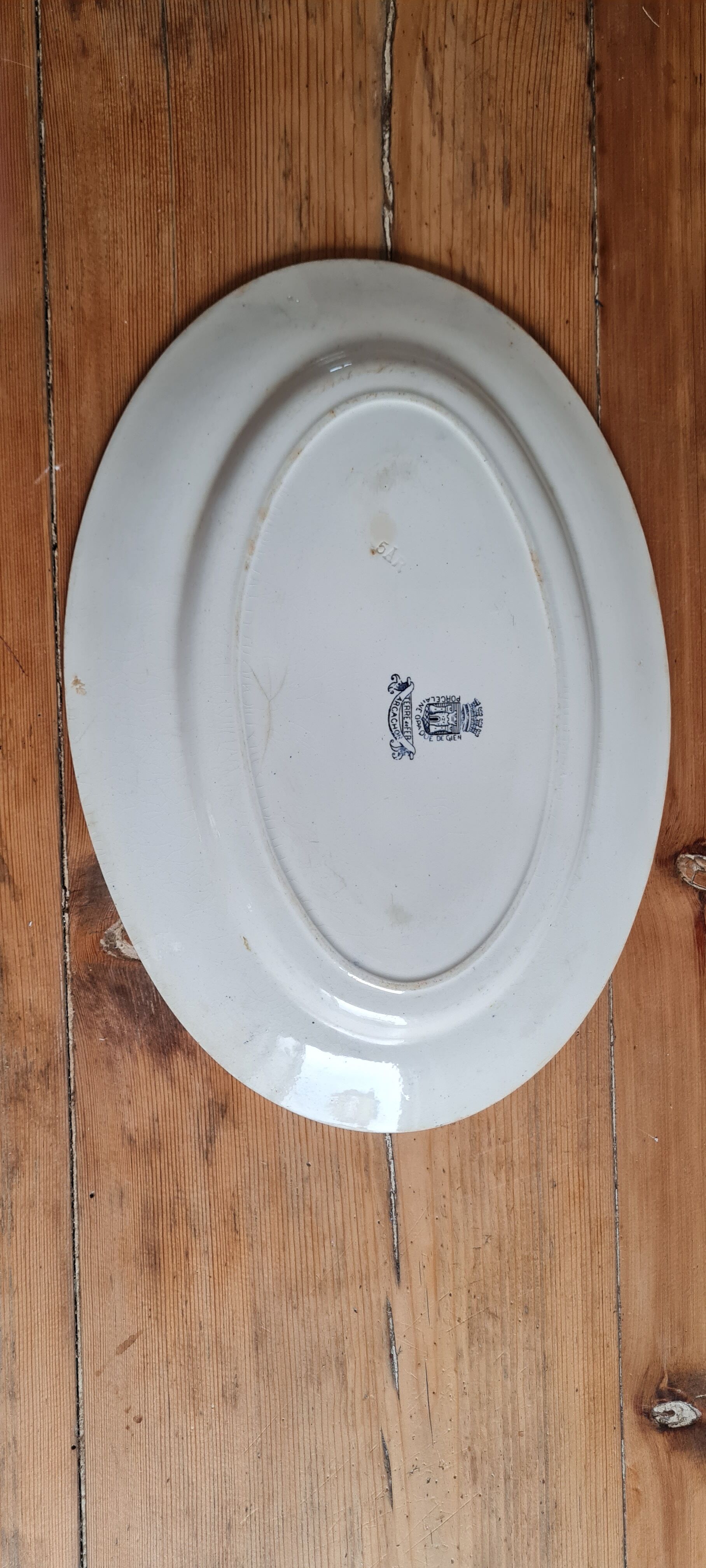 Oval serving dish in iron earth