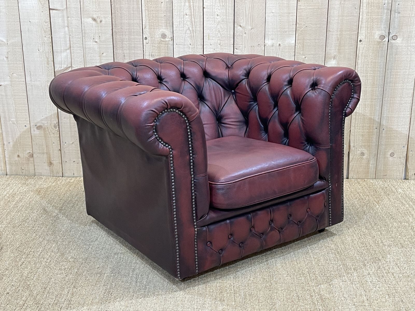Chesterfield armchair in red leather from the 1980s