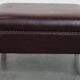 Ensemble de 2 fauteuils à oreilles en cuir de vachette + pouf de style anglais