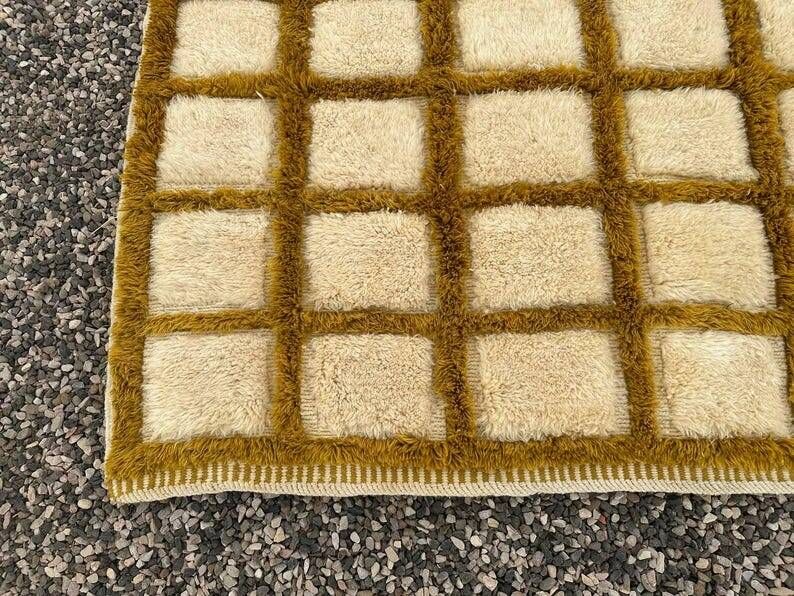 Very large Moroccan Berber rug in ecru and camel 400x300 cm with a grid pattern.