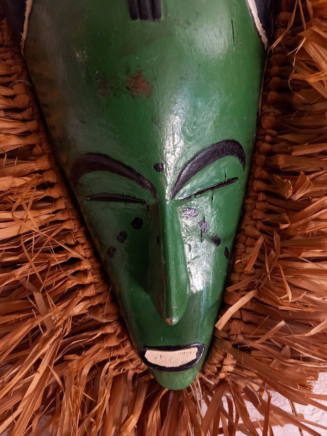Masque tribal ancien en bois et fibre raphia