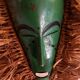 Masque tribal ancien en bois et fibre raphia