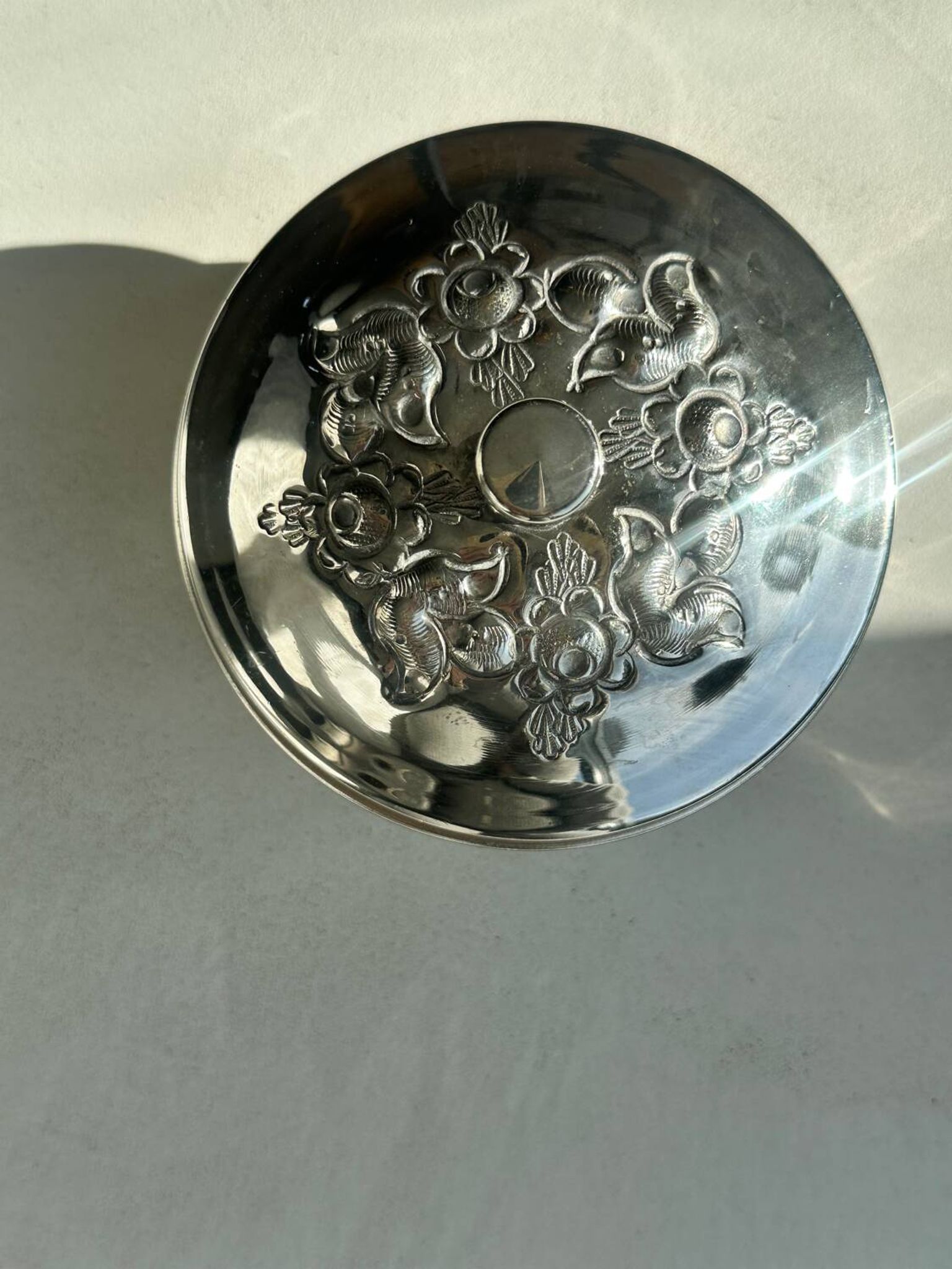 Boîte ancienne en métal argenté avec décor floral