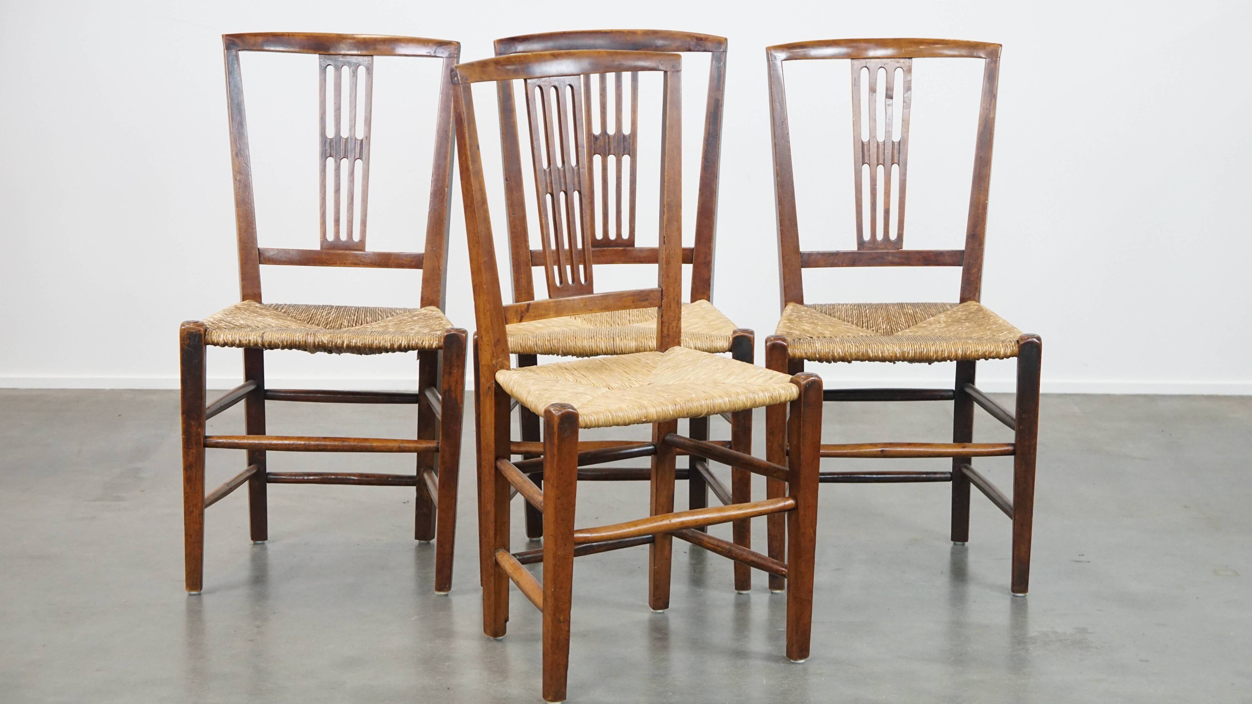 Lot de 4 chaises de salle à manger anglaises anciennes du XIXe siècle avec assises en osier