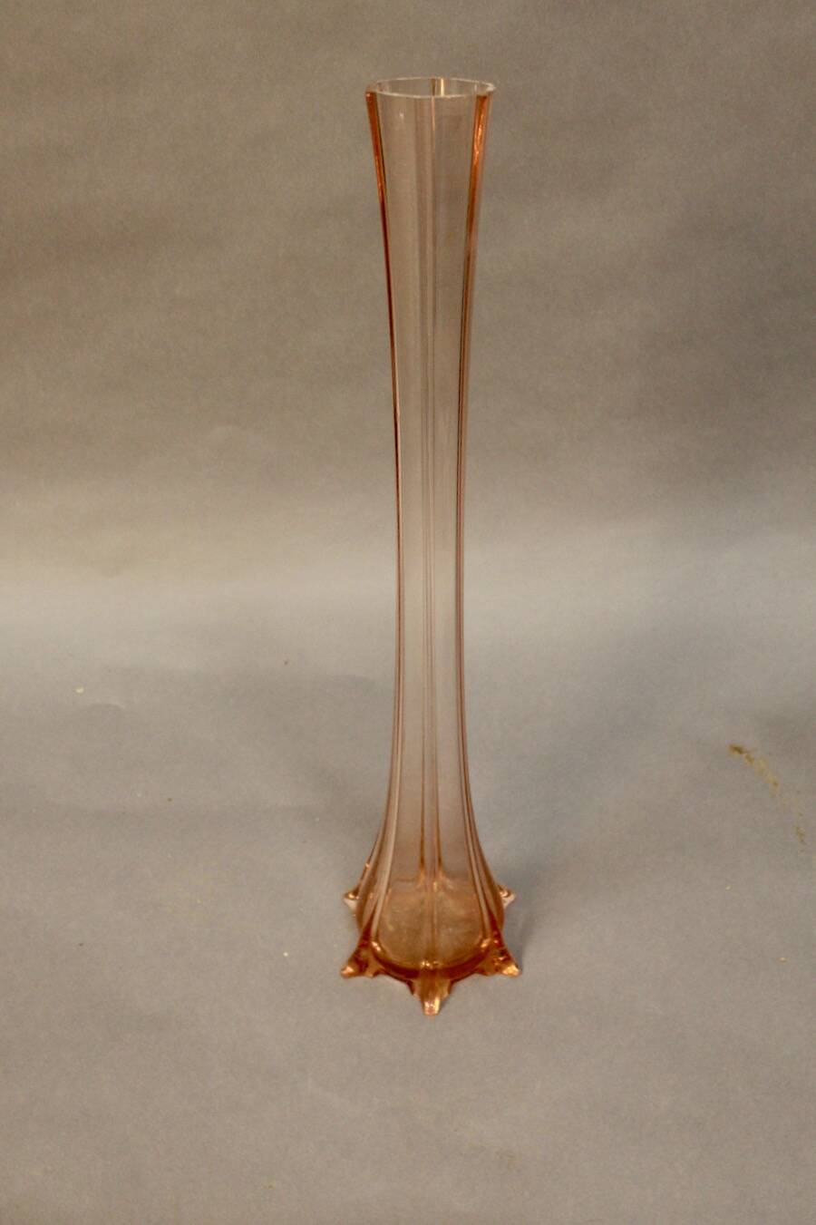 Vintage soliflore in pink glass with star-shaped base.