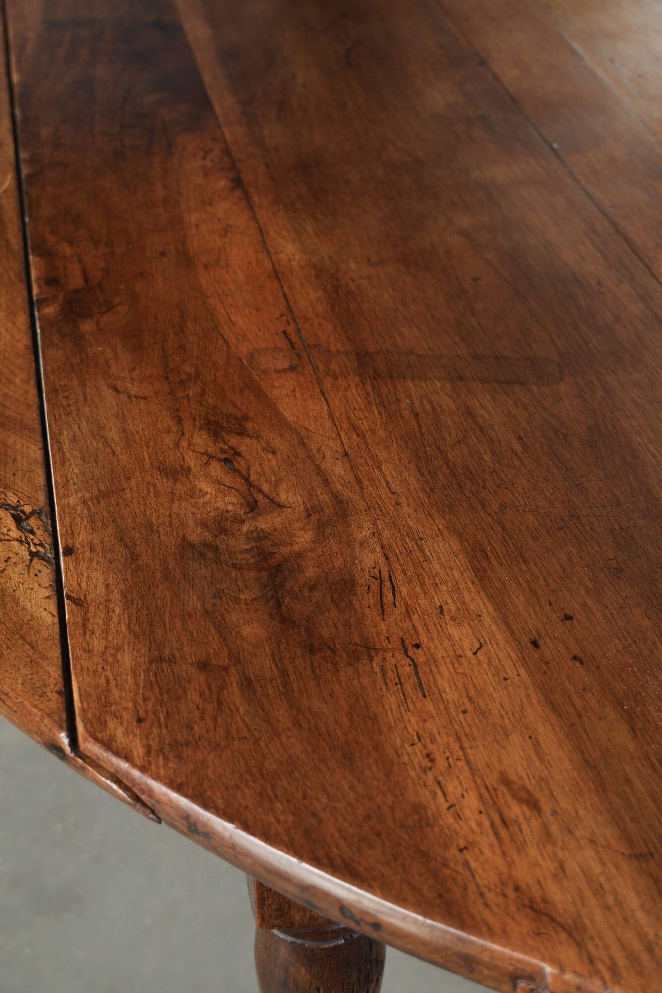 Table de ferme antique française ovale/ronde du 19ème siècle