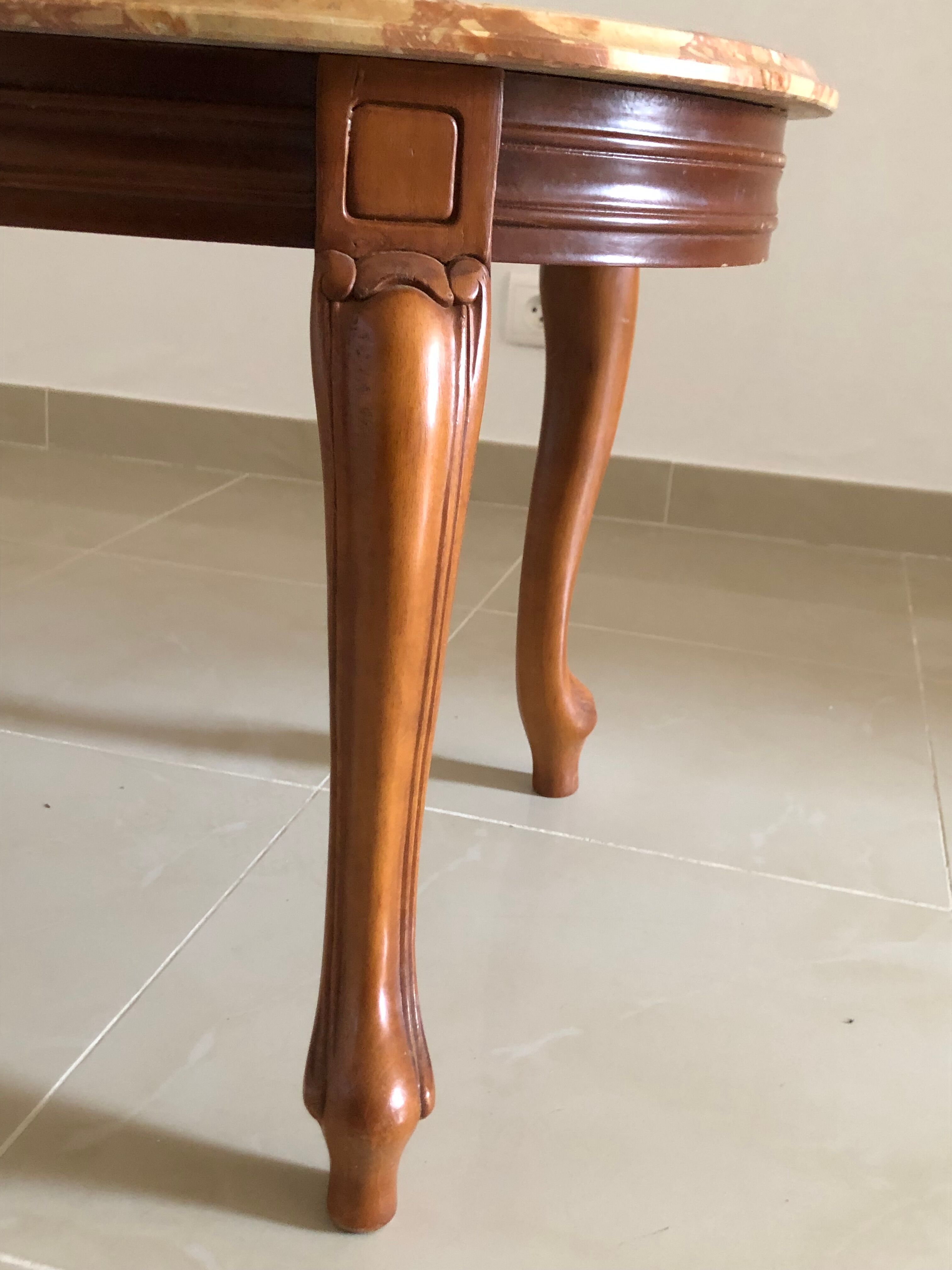 Table basse avec plateau en marbre