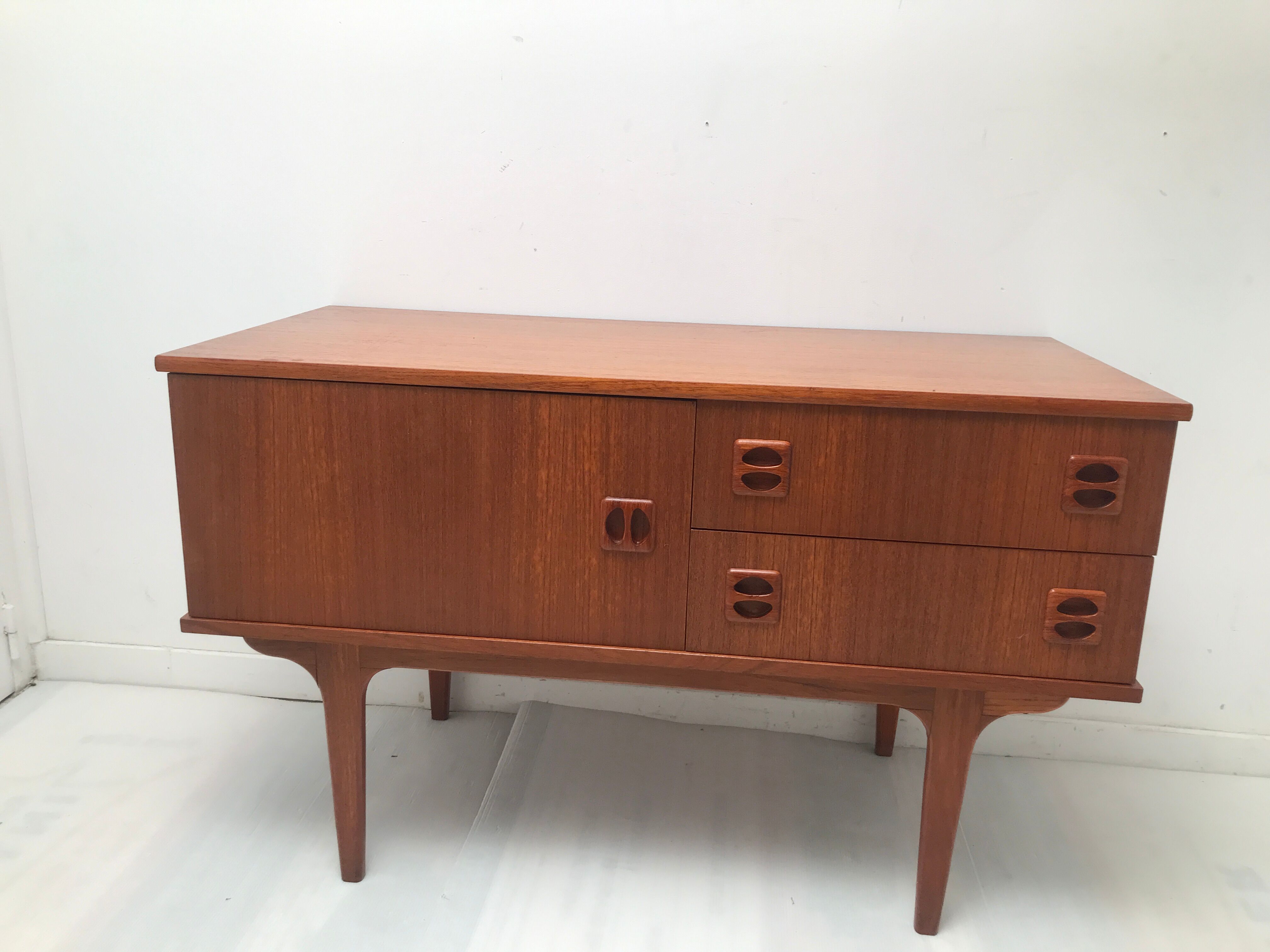 Scandinavian 60s row with spindle feet