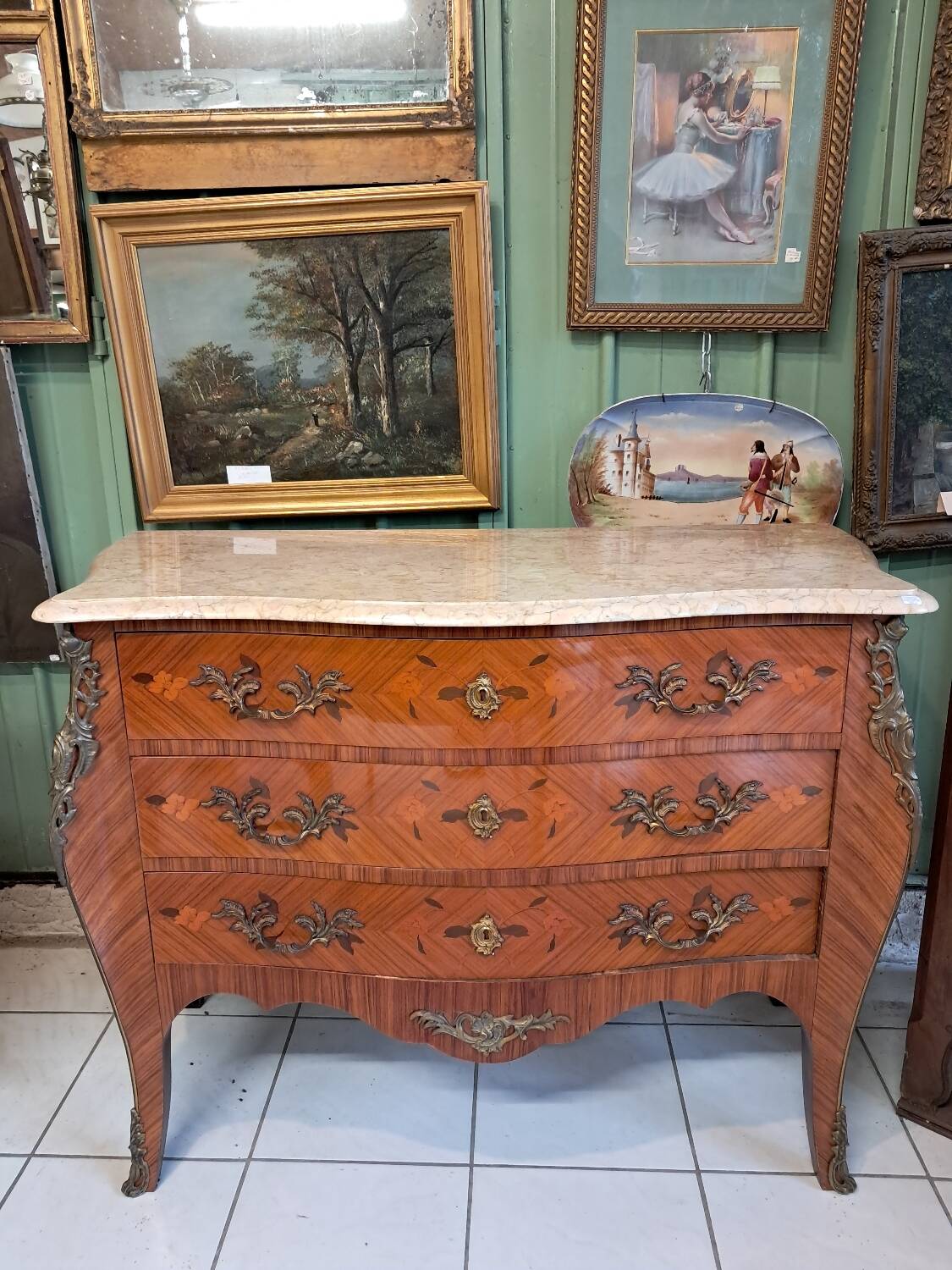 Curved chest of drawers in precious wood, Louis XV style