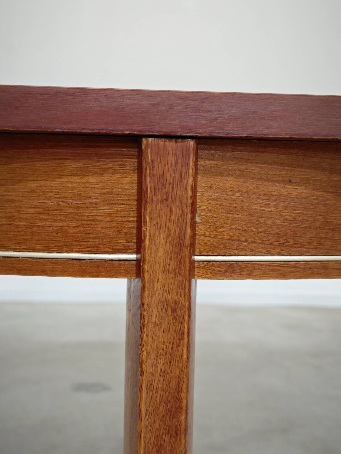 Extendable table with integrated Scandinavian style Self