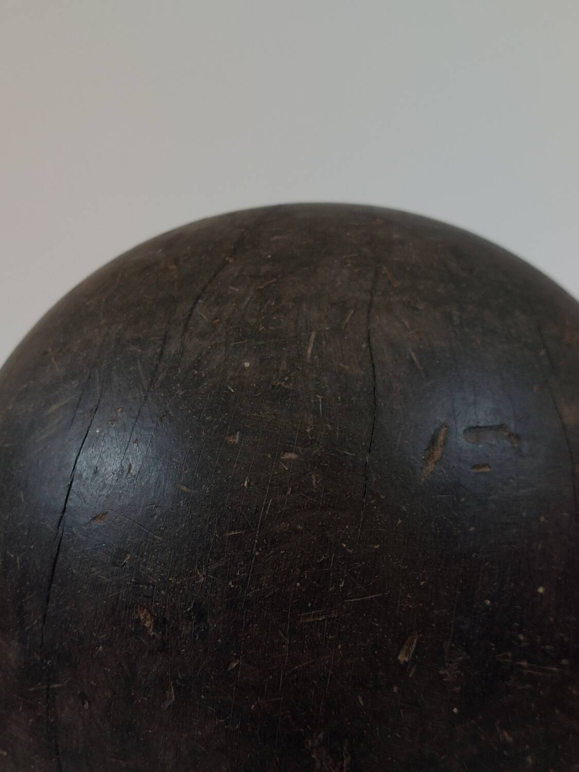 Sphère en bois dur patinée décorative antique