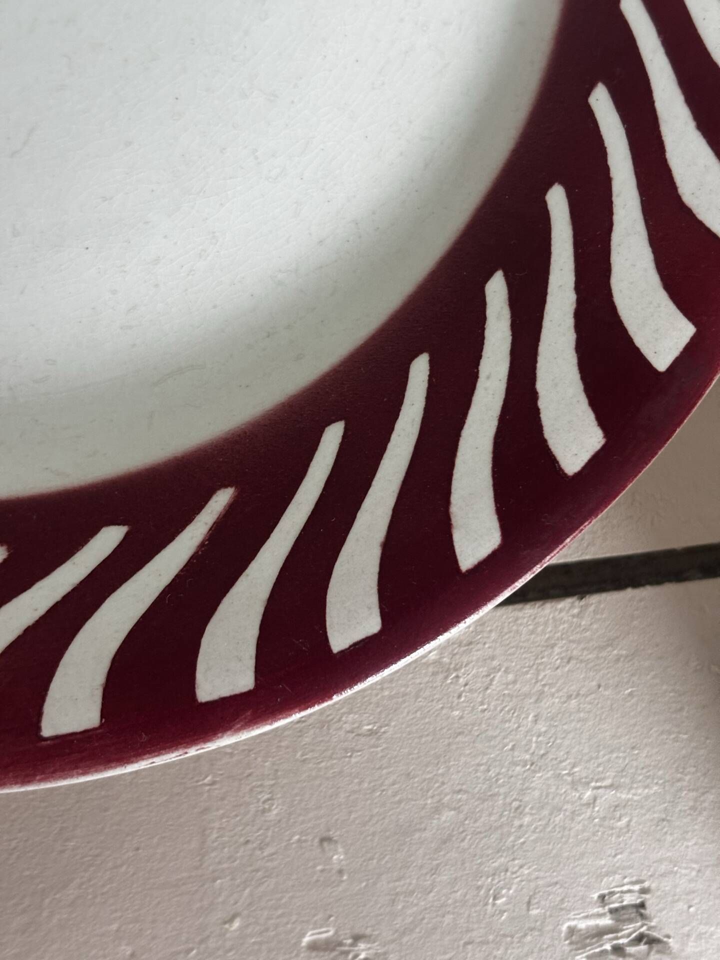 Old earthenware plate from Creil and Montereau, decoration 522.