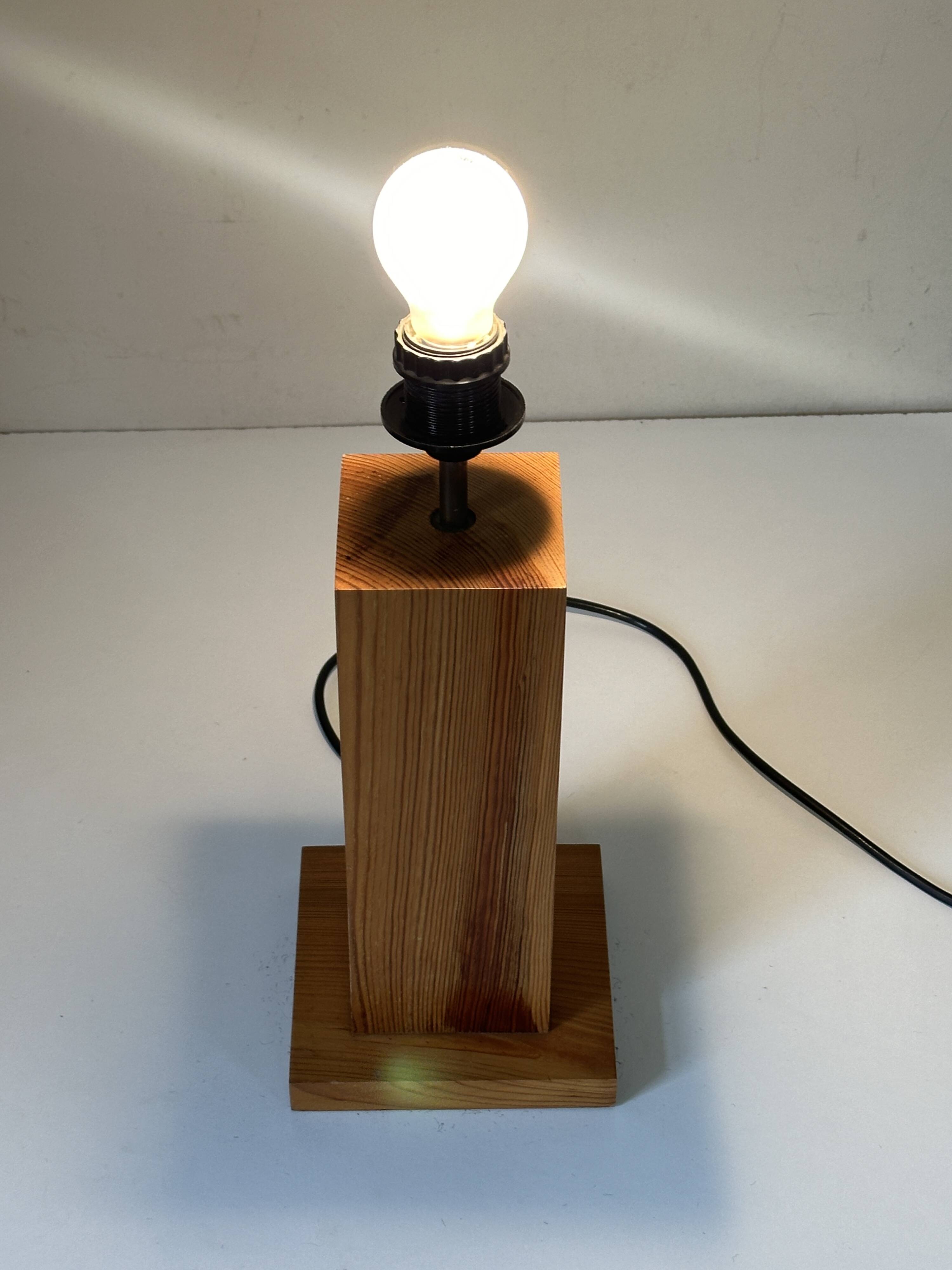 Lampe en pin vintage design années 70 80