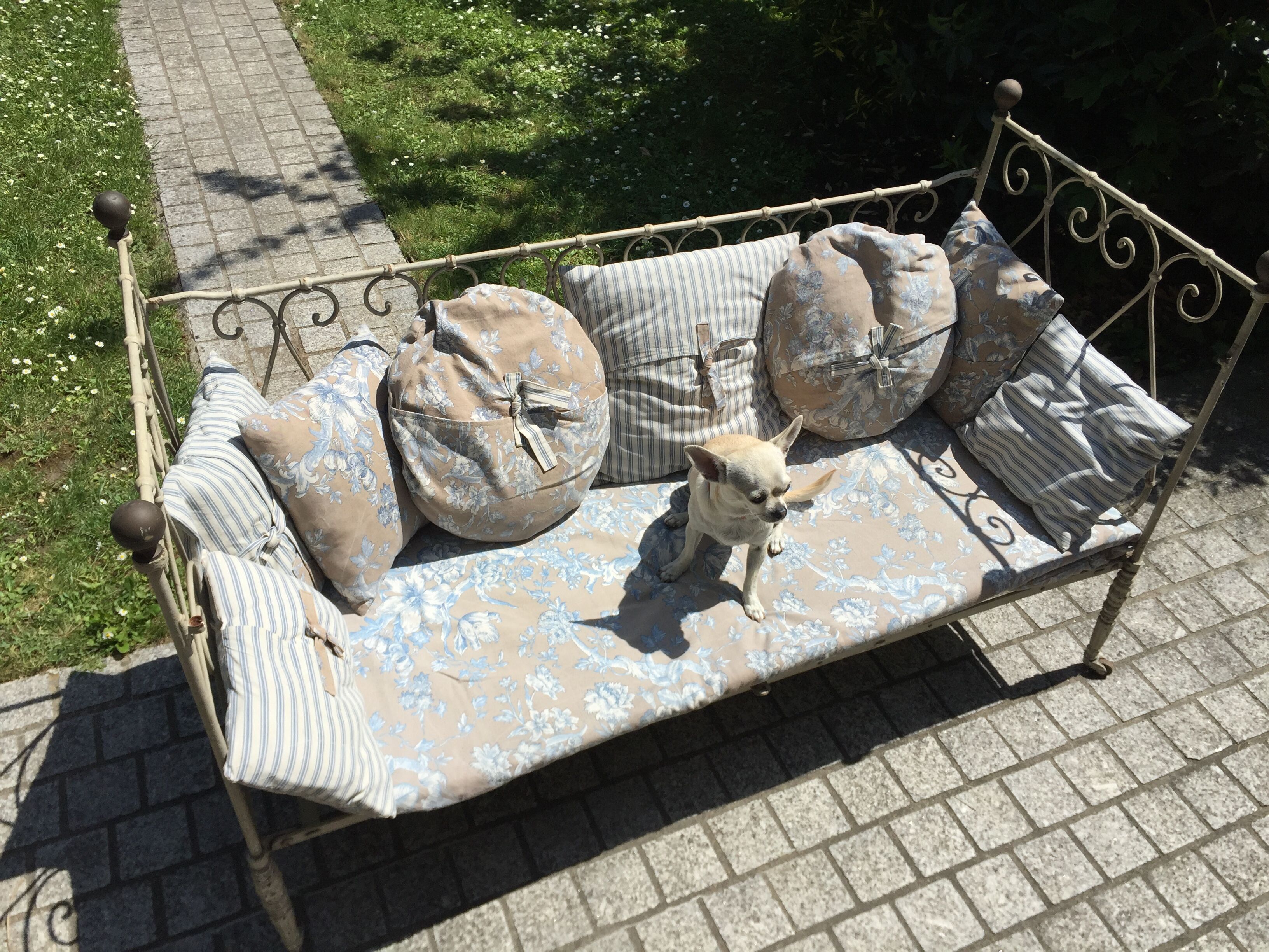 Ancien lit de bébé en fer forgé
