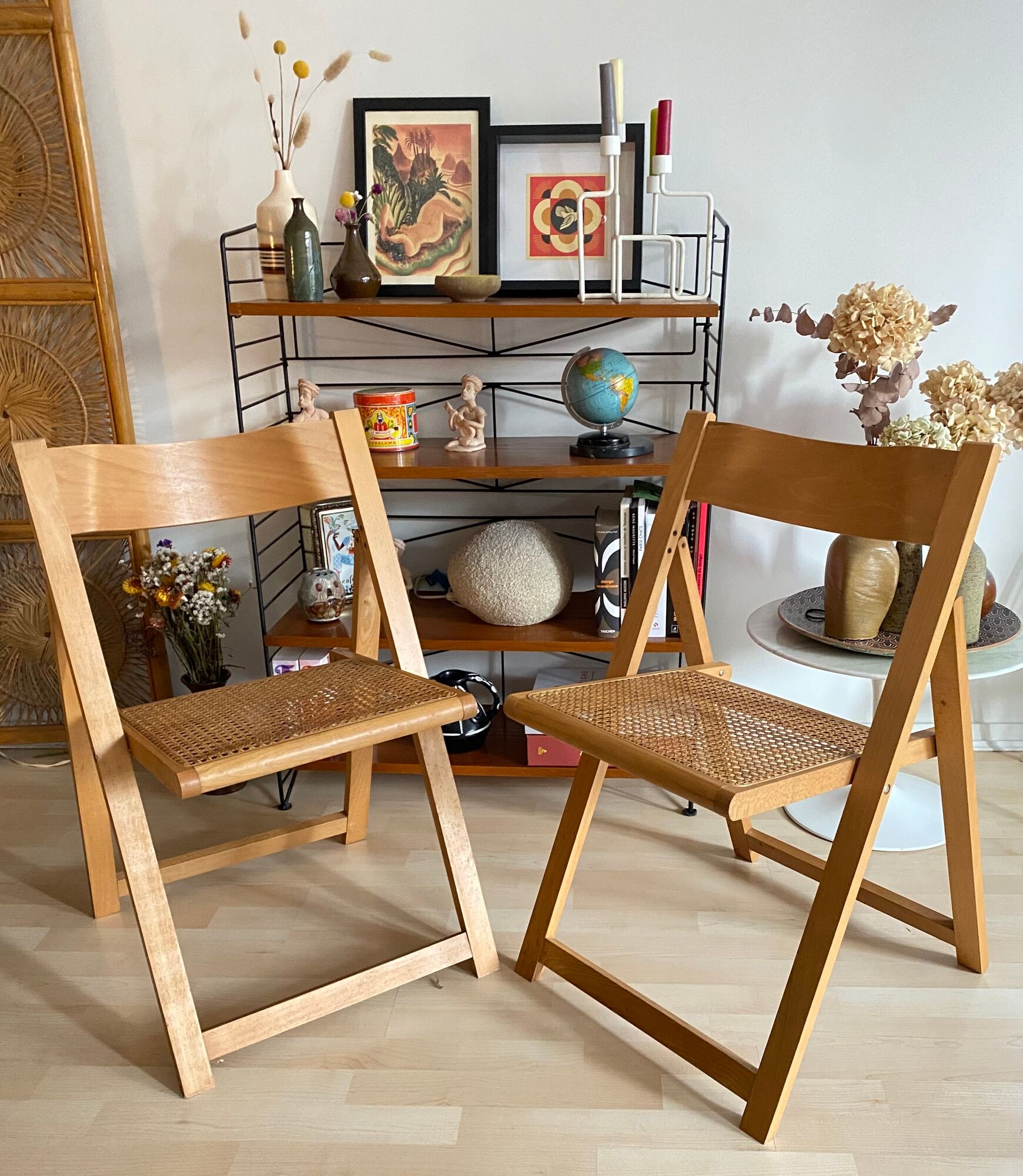 Duo de chaises italiennes  bois et cannage des années 60