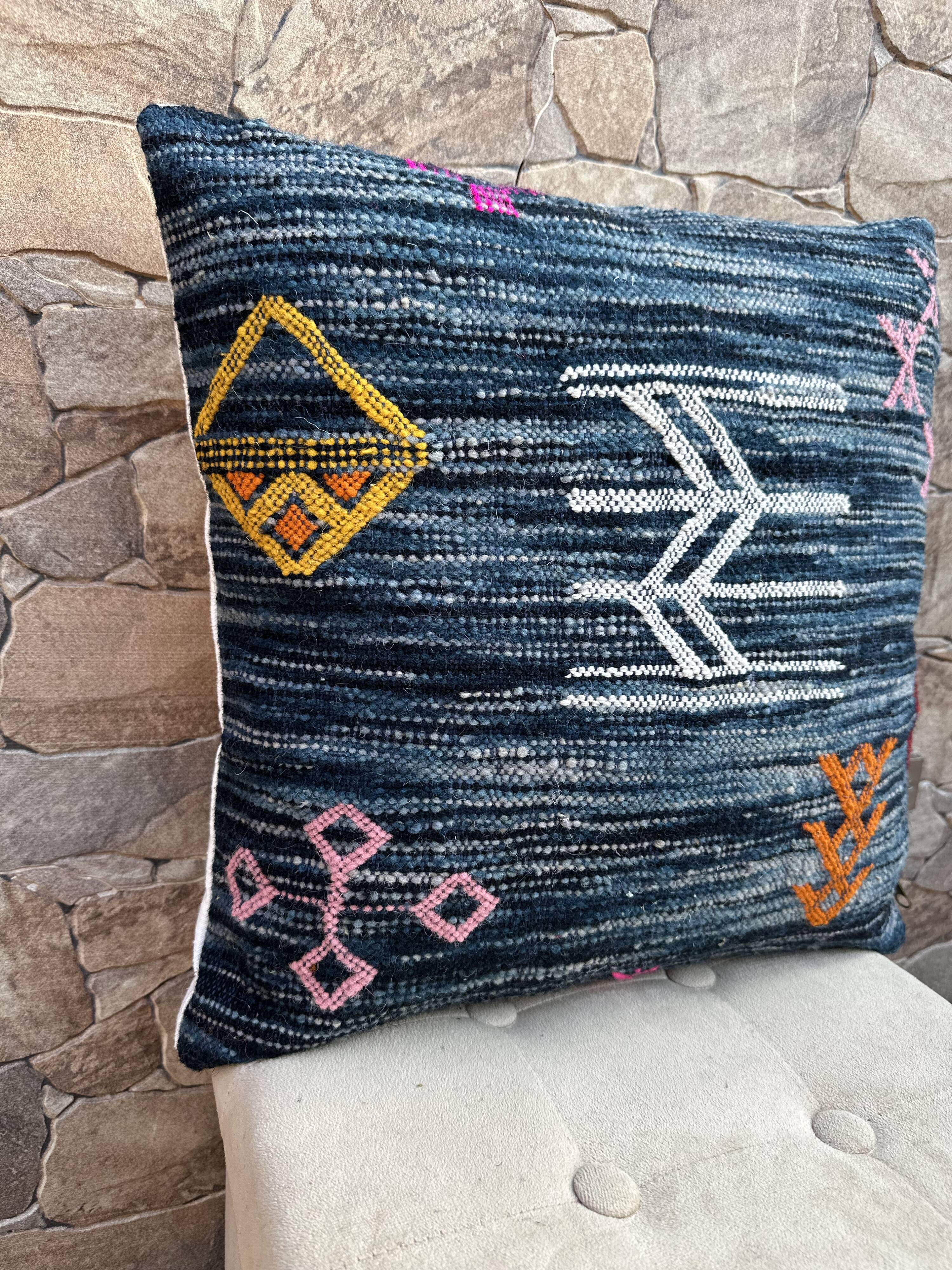 Moroccan Kilim cushion cover: Handmade wool cushion.
