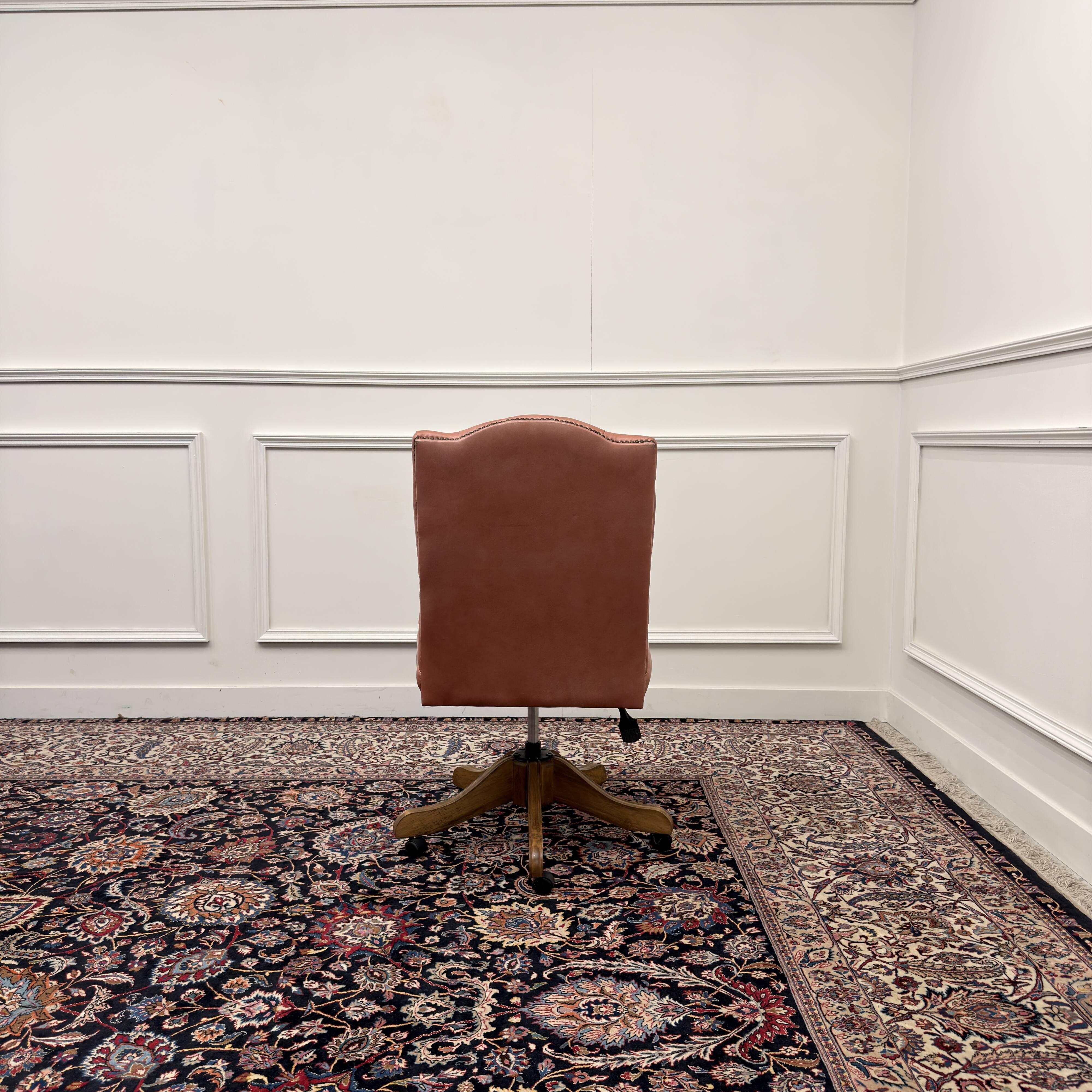 Chaise de bureau classique couleur saumon anglais