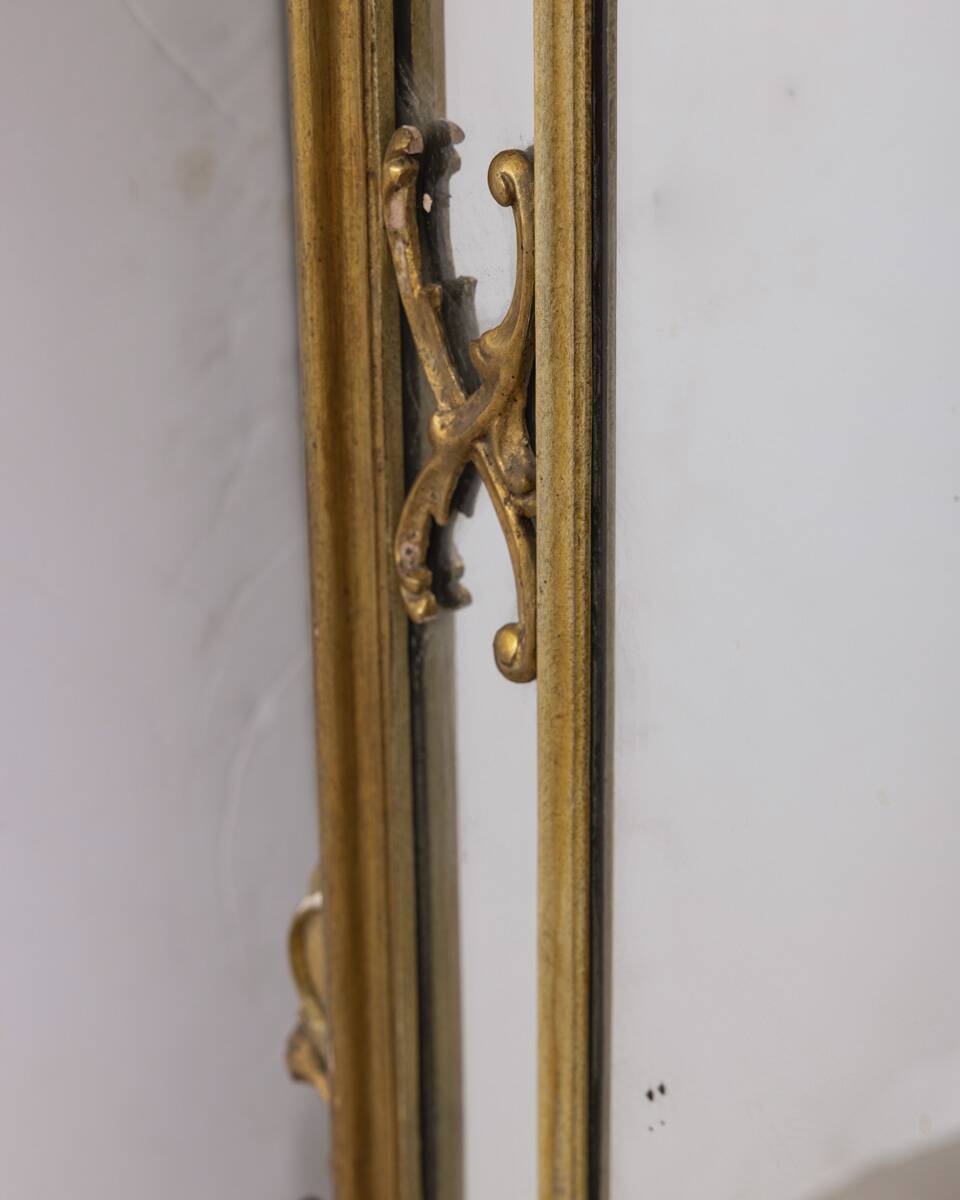 MIROIR MURAL DU DÉBUT DU XXE SIÈCLE EN BOIS DORÉ DE STYLE BAROQUE