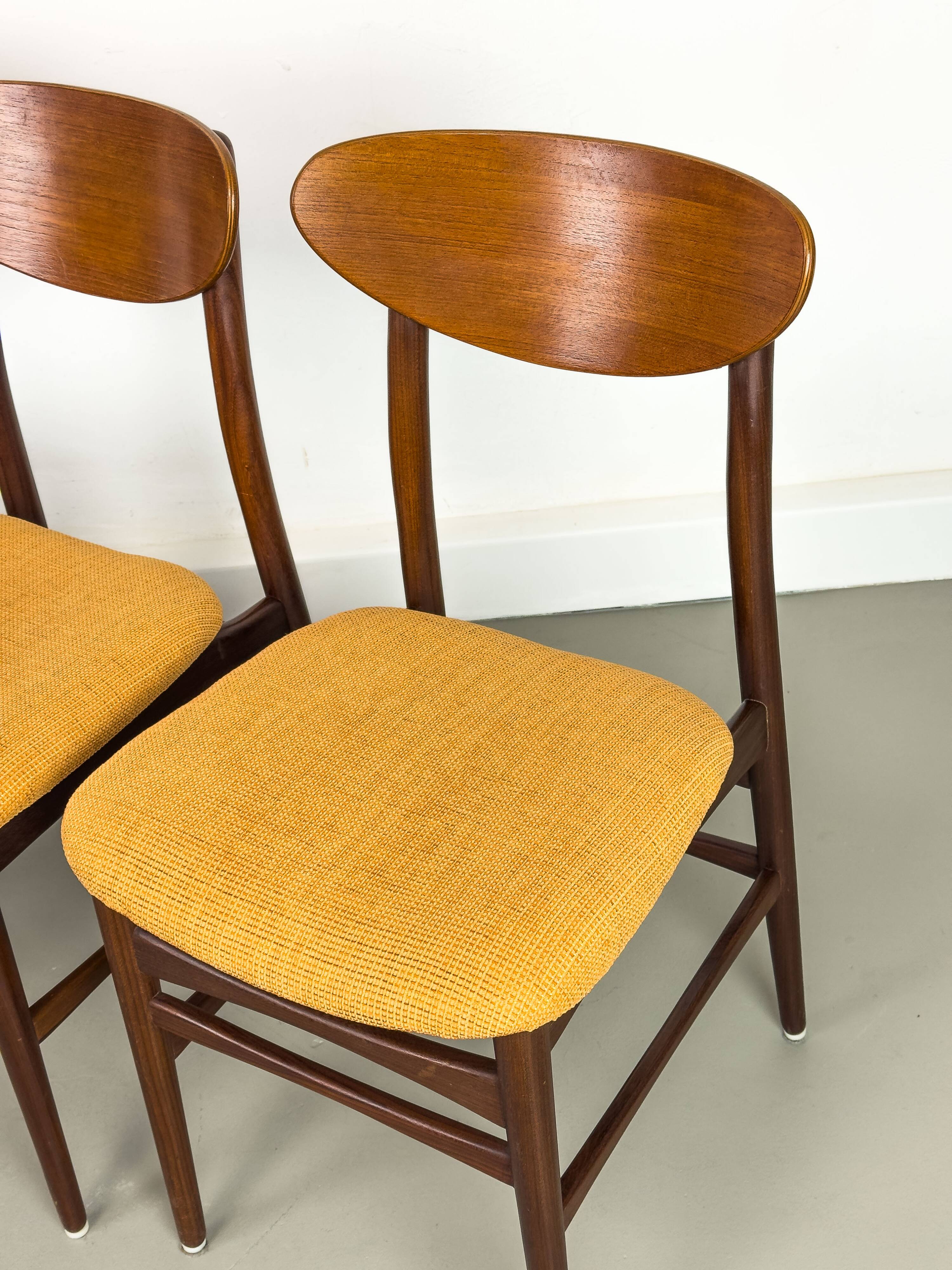 Lot de 4 chaises de salle à manger, années 1960