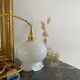 Baladeuse avec globe vintage en opaline