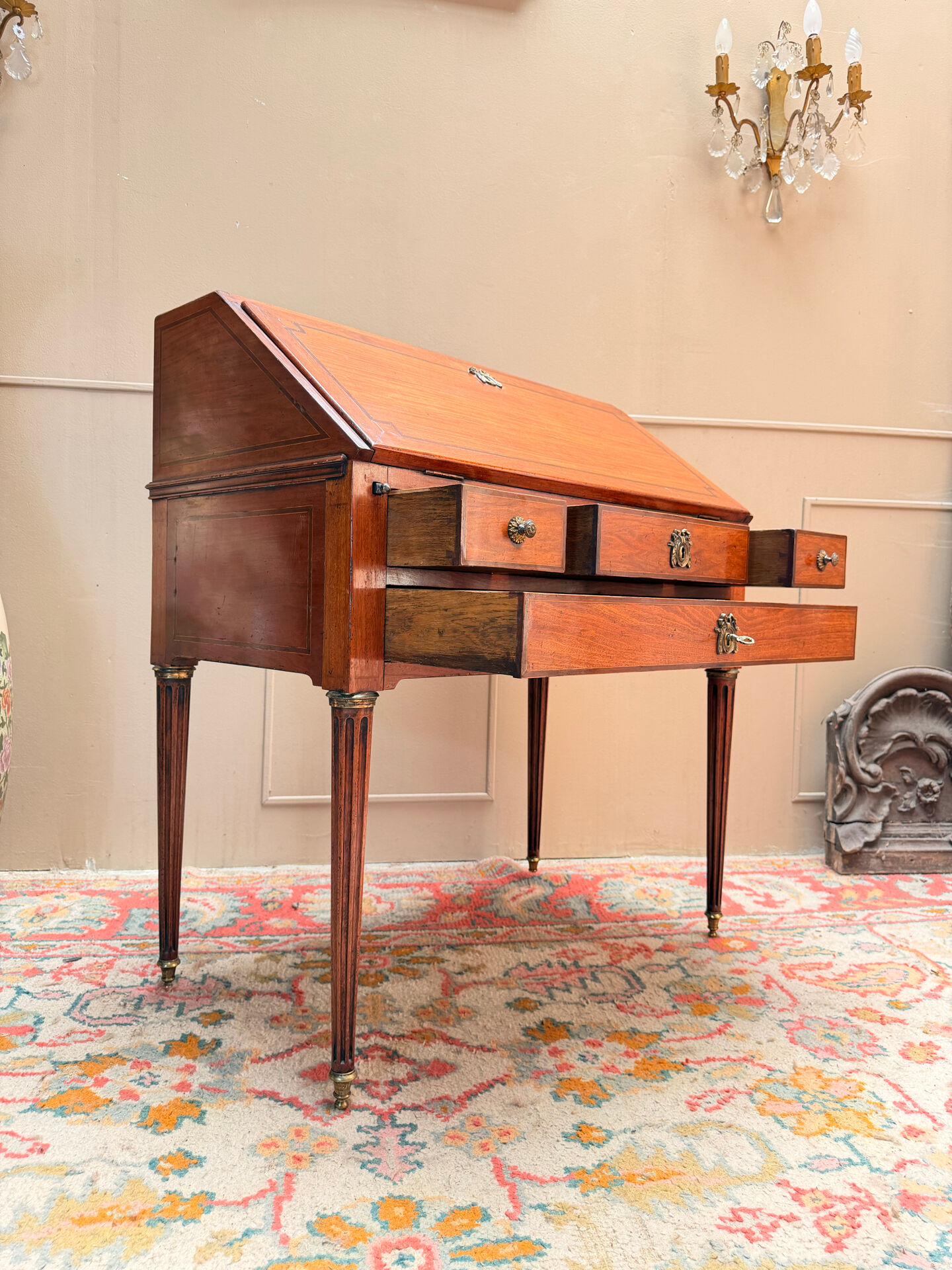 BUREAU DE PENTE DE MILIEU EN ACAJOU DE STYLE LOUIS XVI XIX EME SIÈCLE 