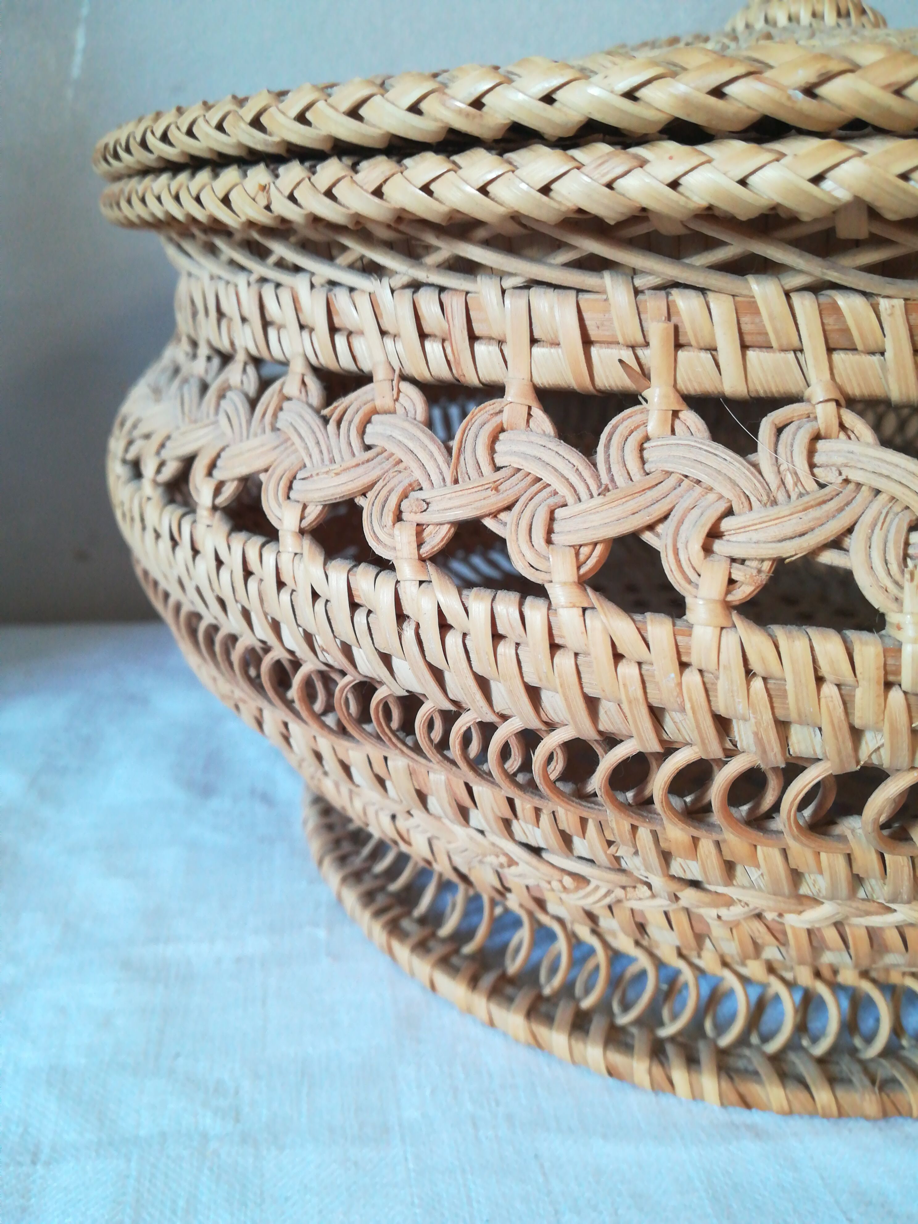 Wicker lace basket