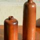 Lot de deux bouteilles en grès émaillé