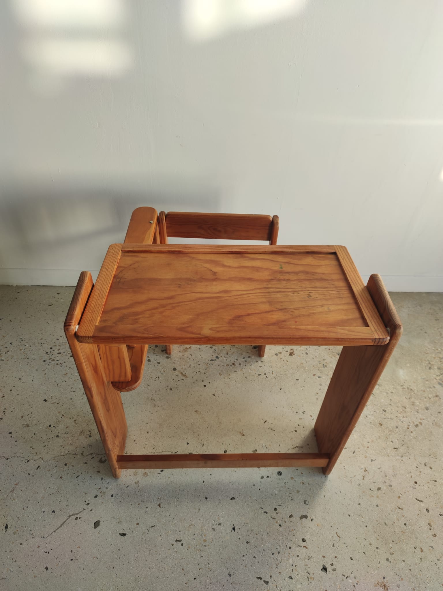 Foldable pine children's desk
