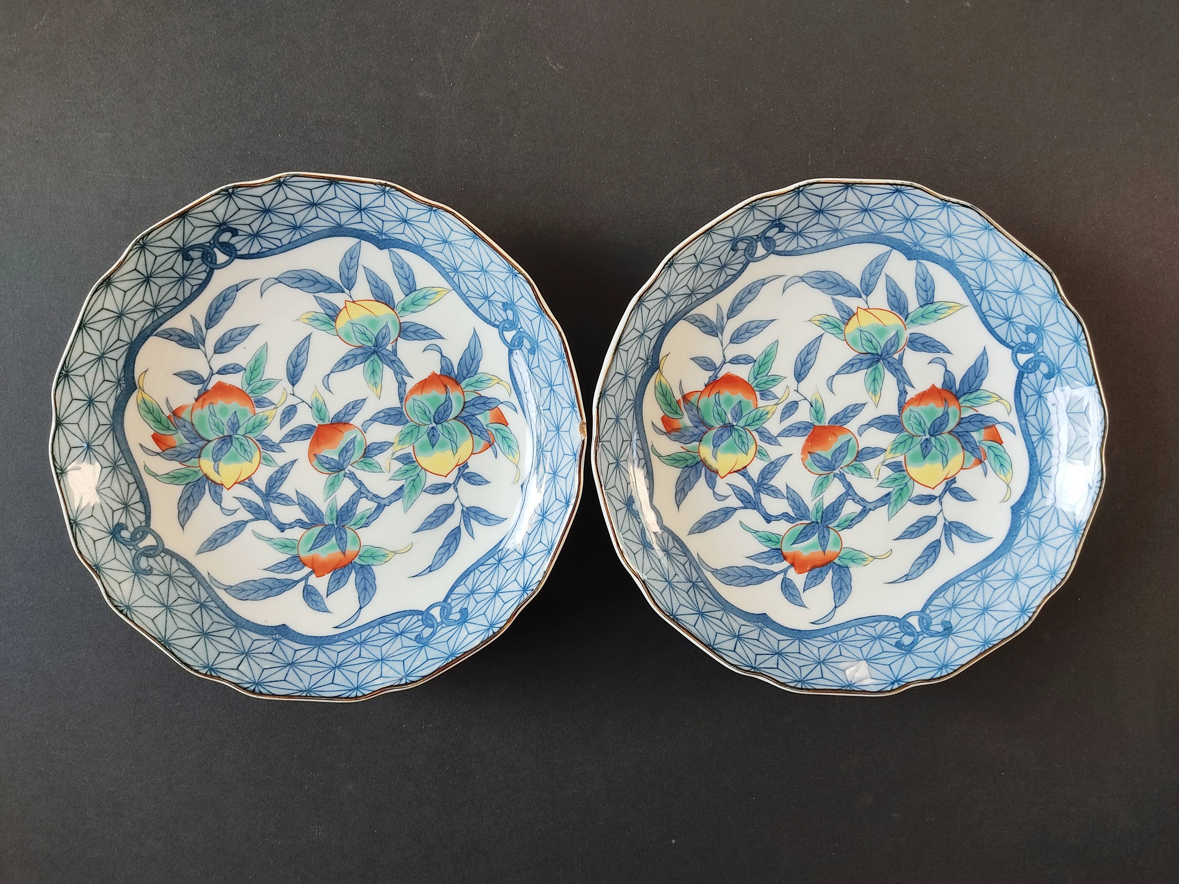Pair of Asian plates decoration pomegranates