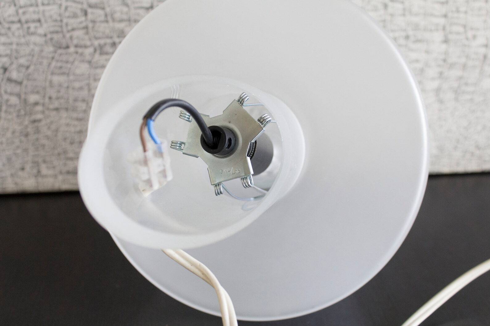 Lampe de table vintage en verre blanc