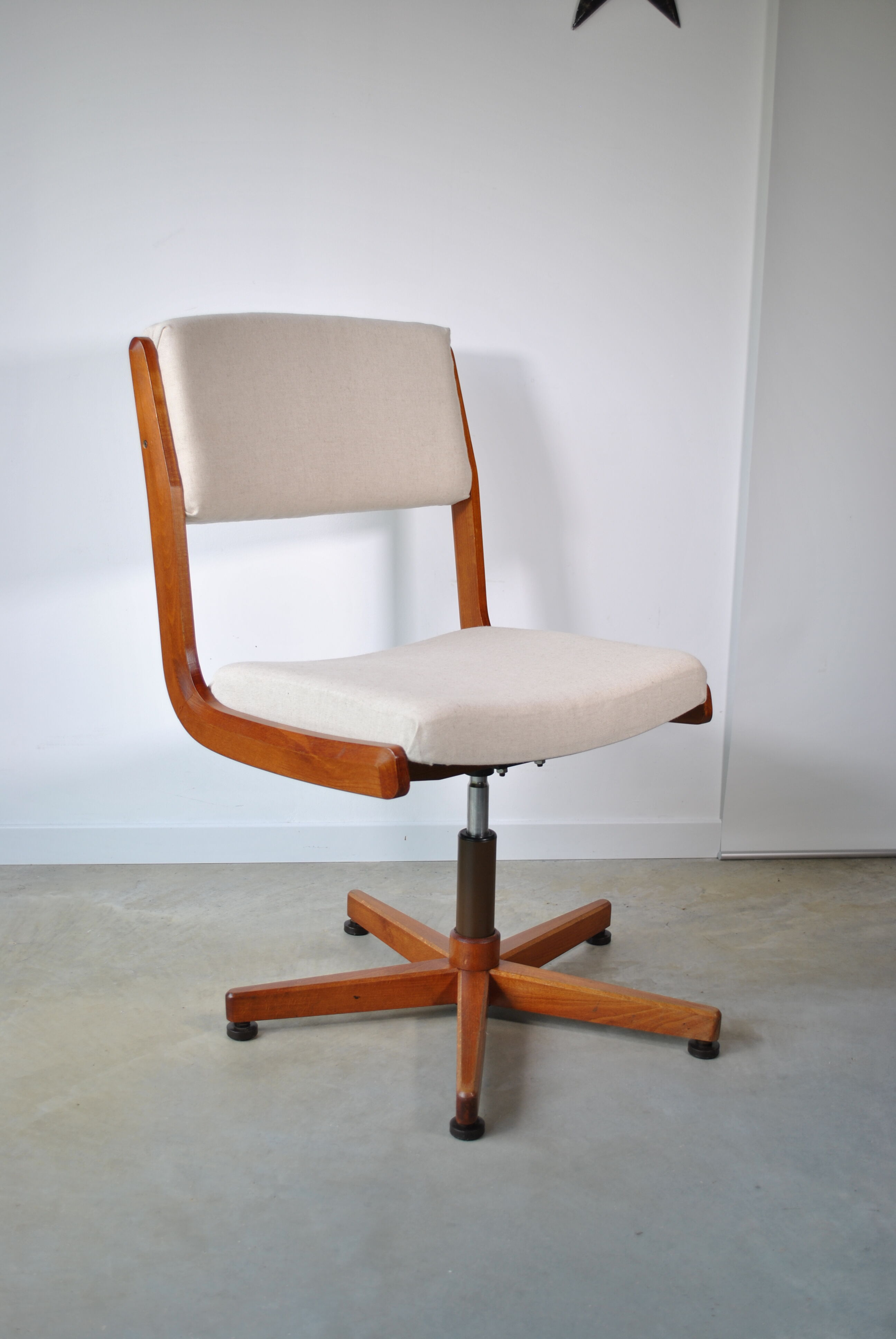 Armchair office conference 1970