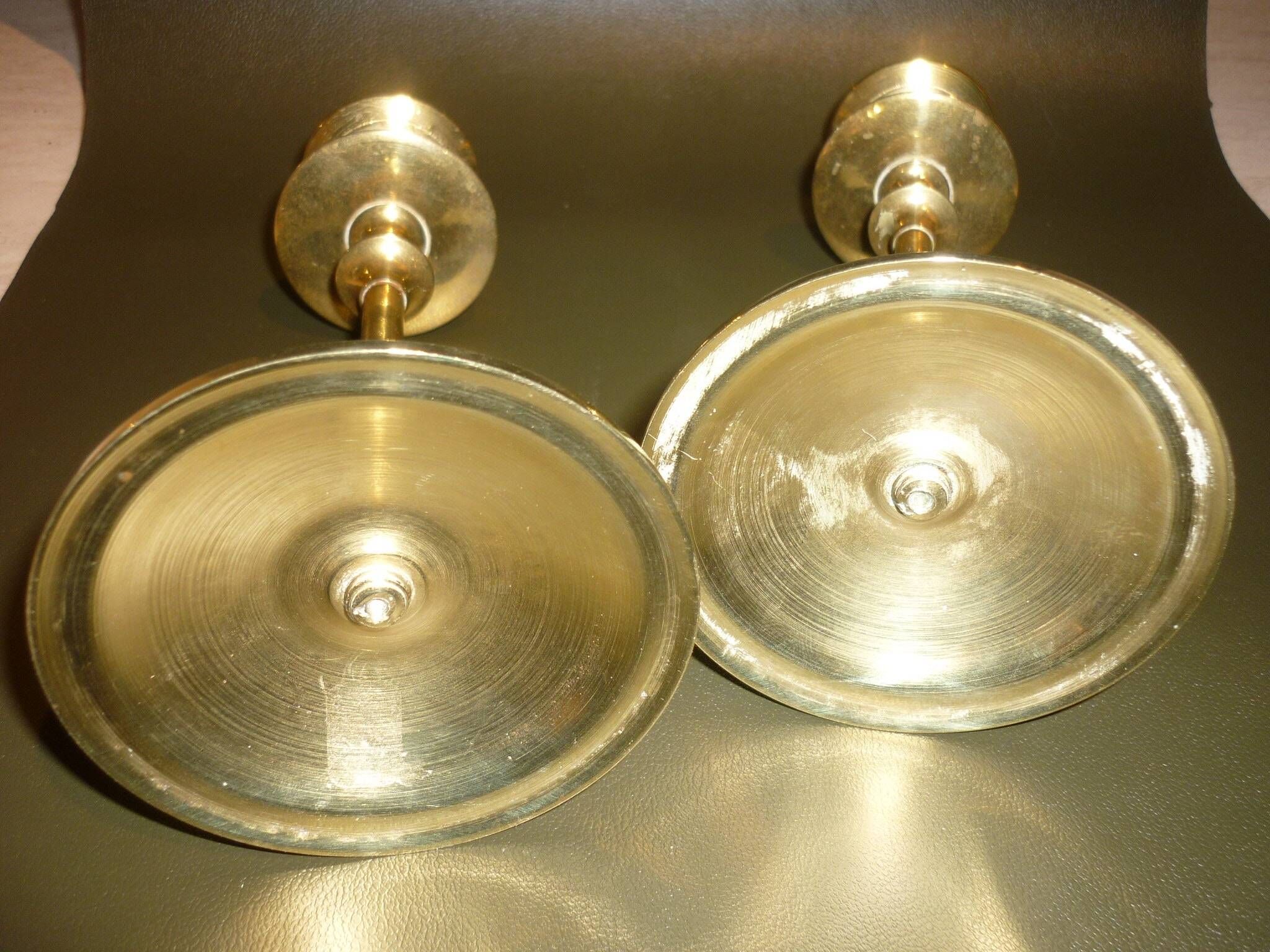 Paire de bougeoirs en laiton doré