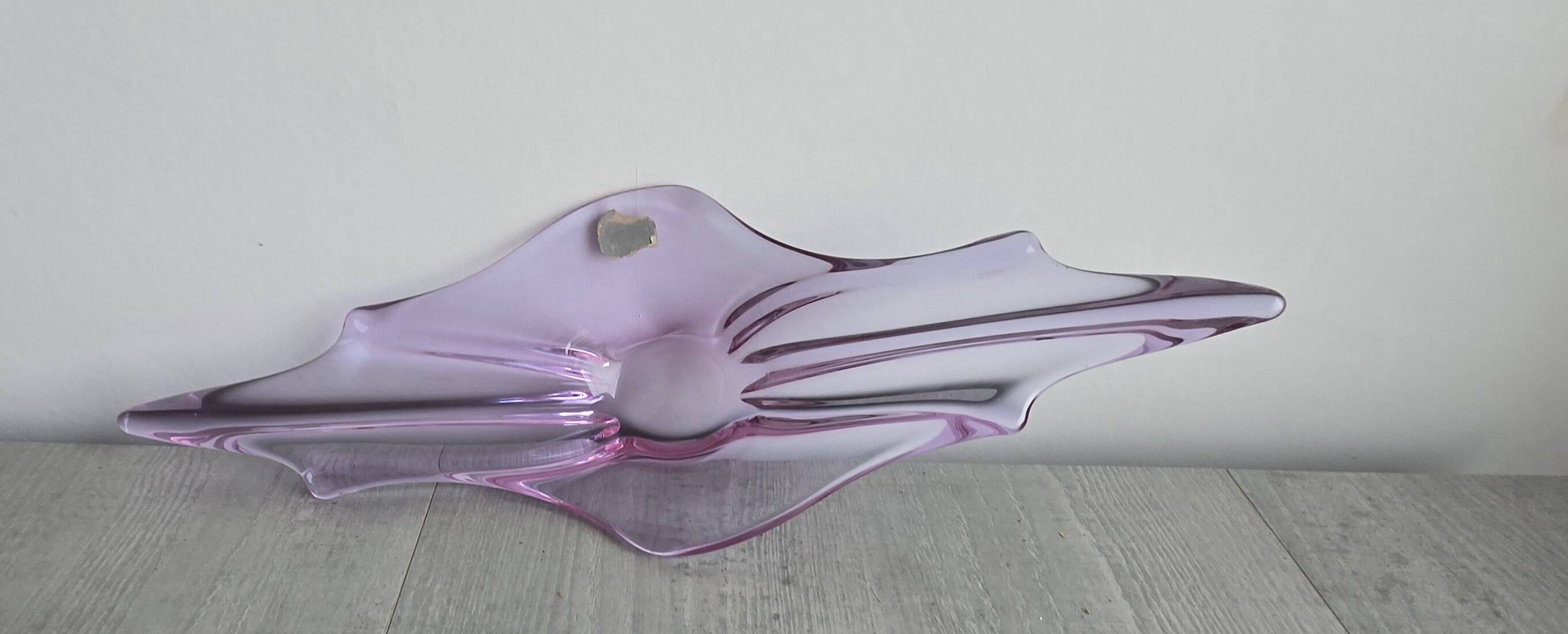 The centrepiece is a vintage creation in crystal from Val Saint Lambert.