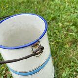 Pot à lait ancien en tôle émaillée