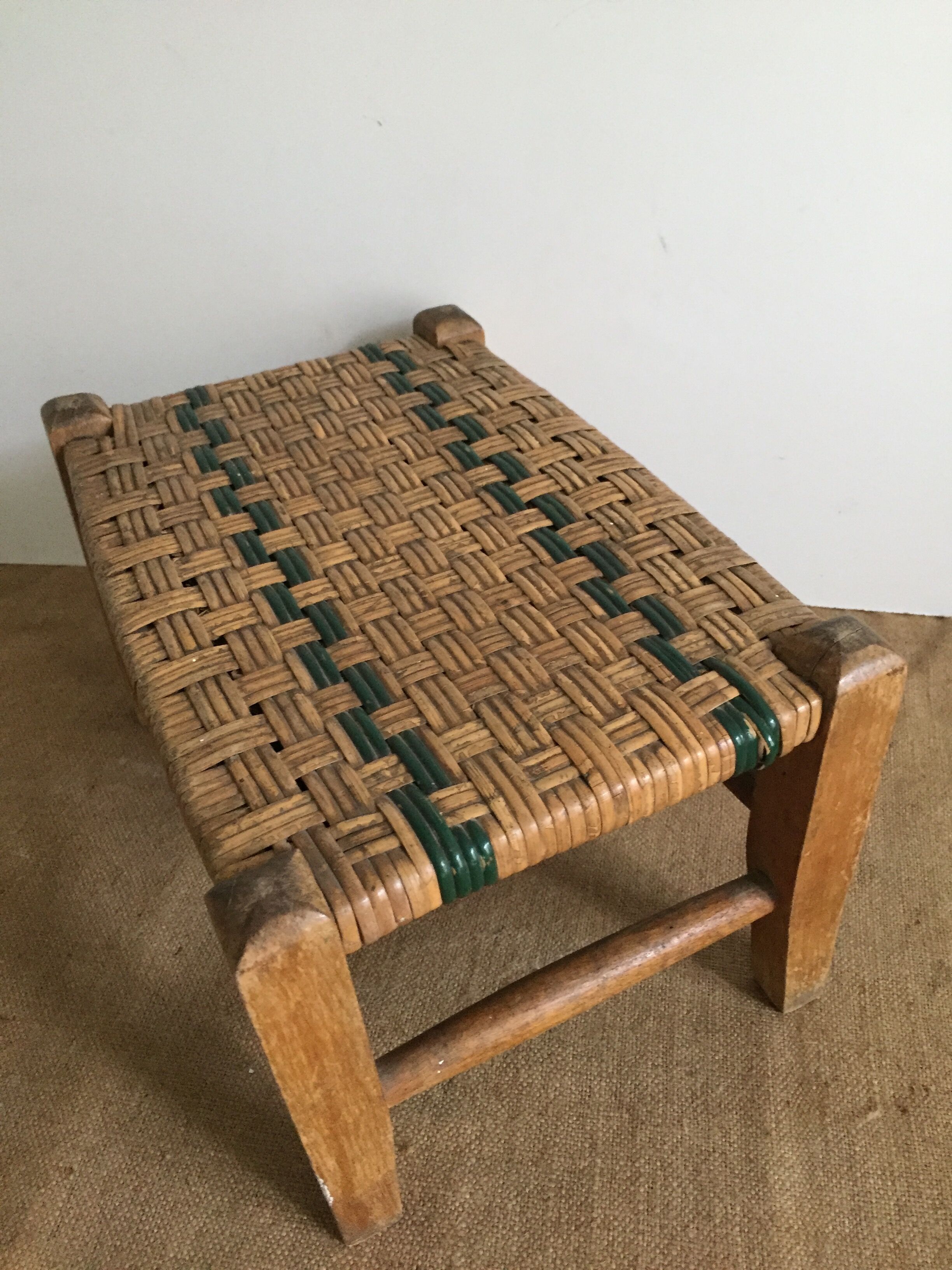 Small bench straw braided