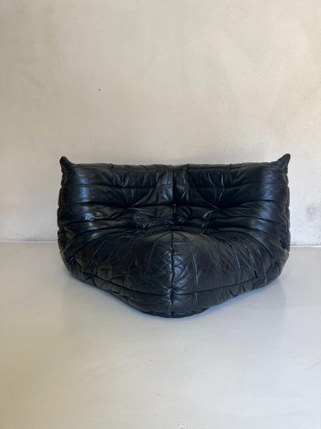 Chauffeuse d'angle Togo en cuir noir par Ligne Roset