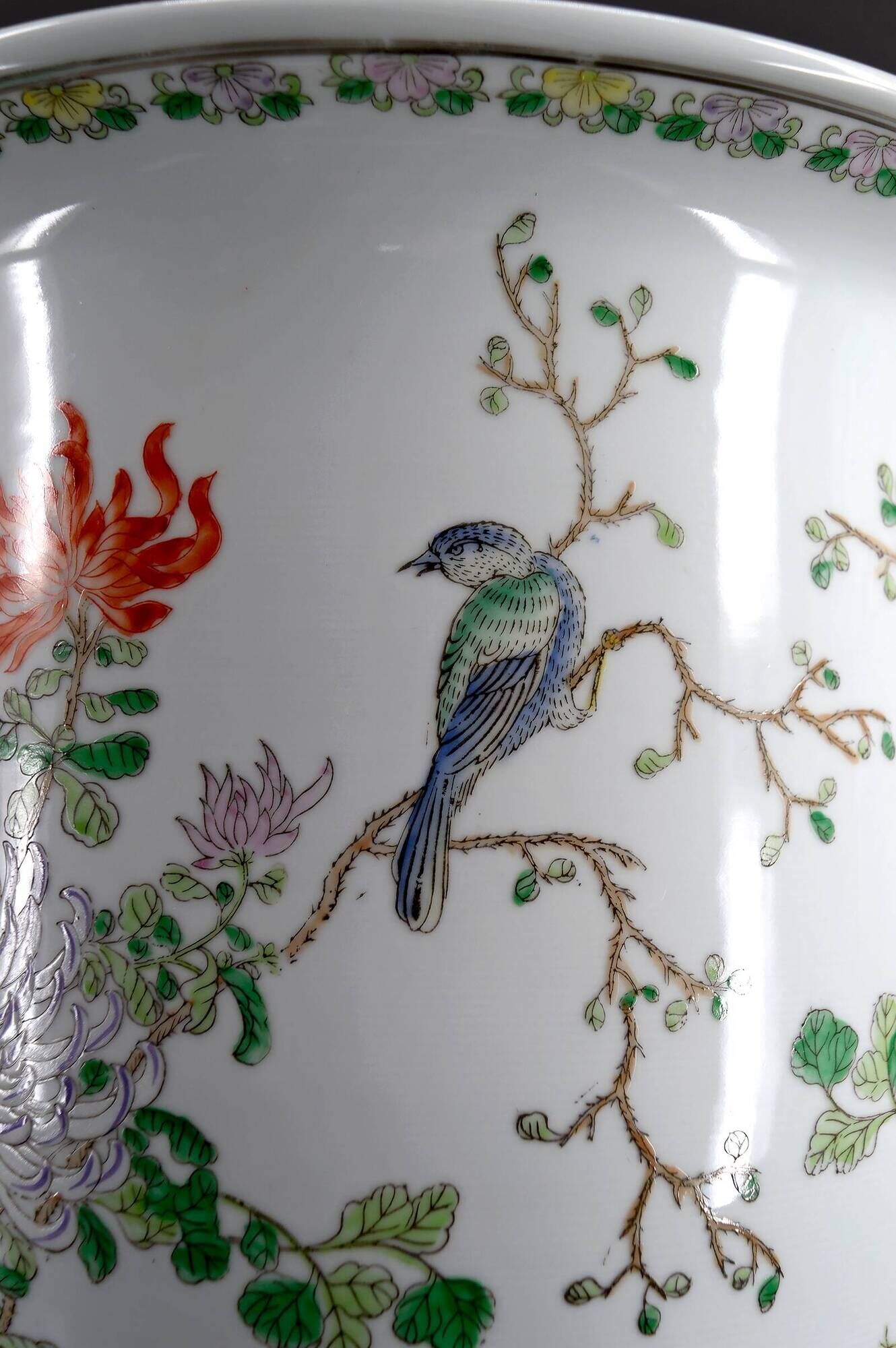 Important Chinese cache-pot with naturalistic floral and animal decoration – 20th century