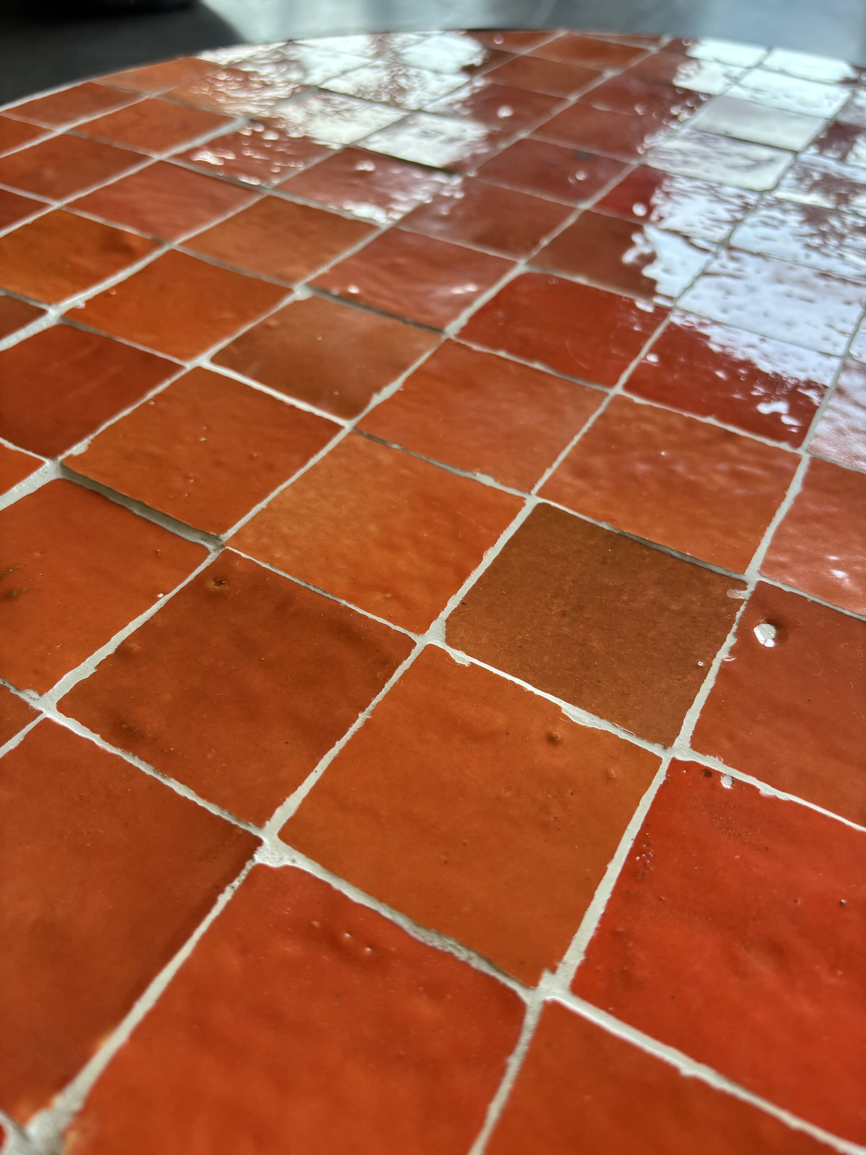 Table basse en zellige orange fabriquer au maroc