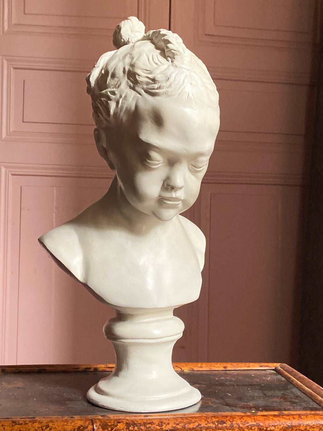 Sculpture en plâtre, buste d’enfant la boudeuse