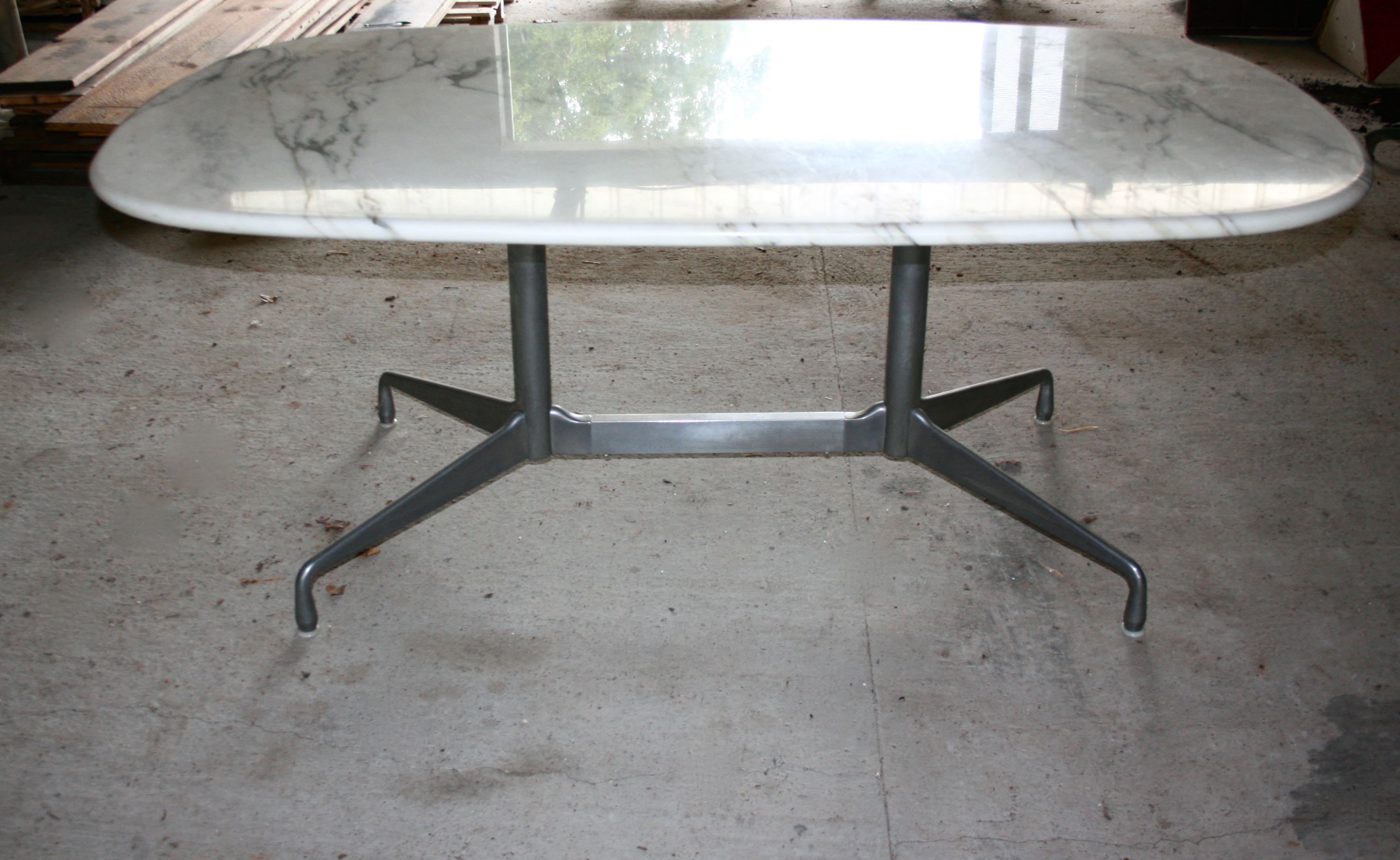 Table de Charles et Ray Eames éditée par Herman Miller dans les années 60