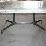 Table de Charles et Ray Eames éditée par Herman Miller dans les années 60