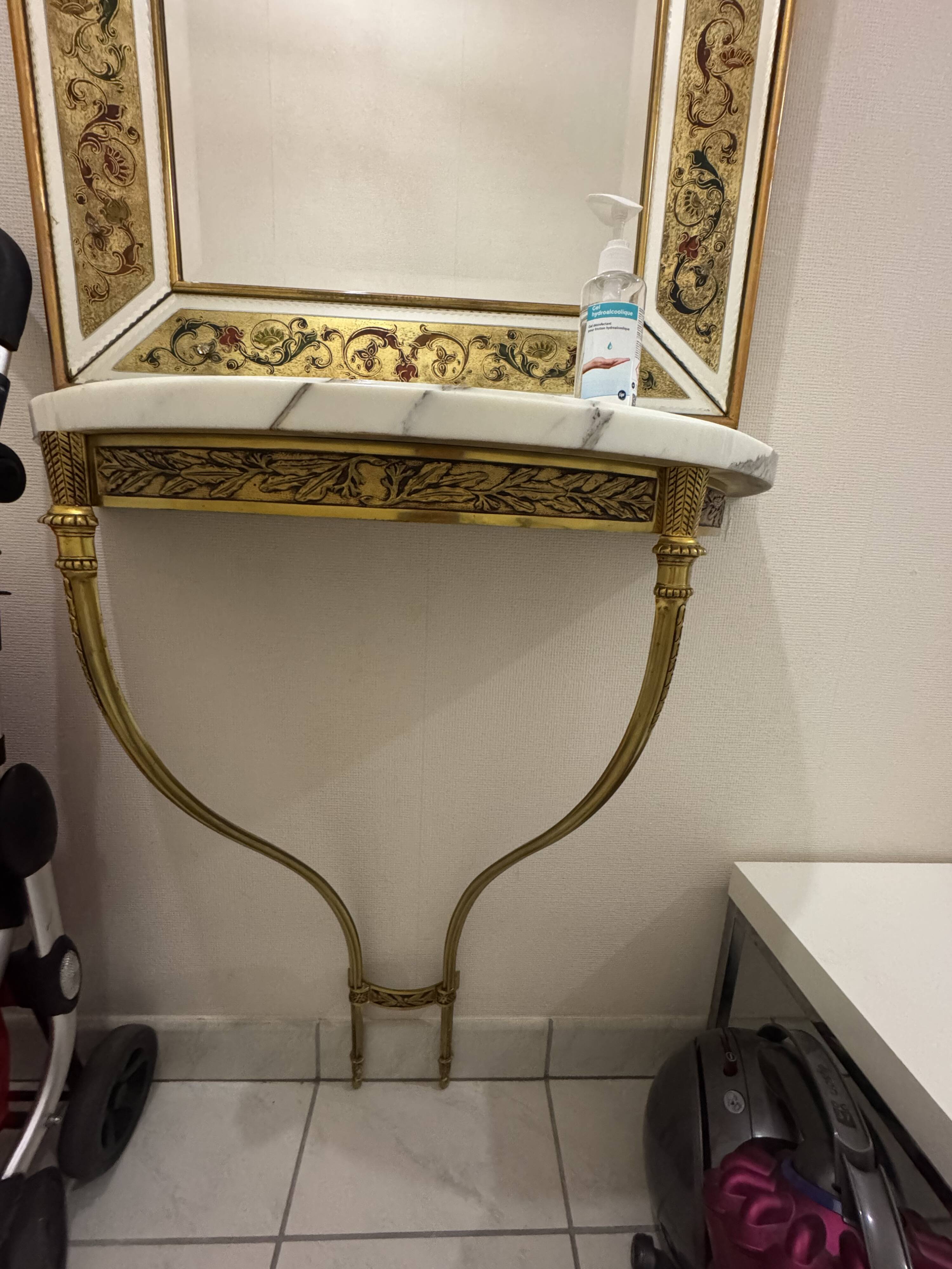 Console en bronze dorée avec plateau en marbre blanc veinée gris