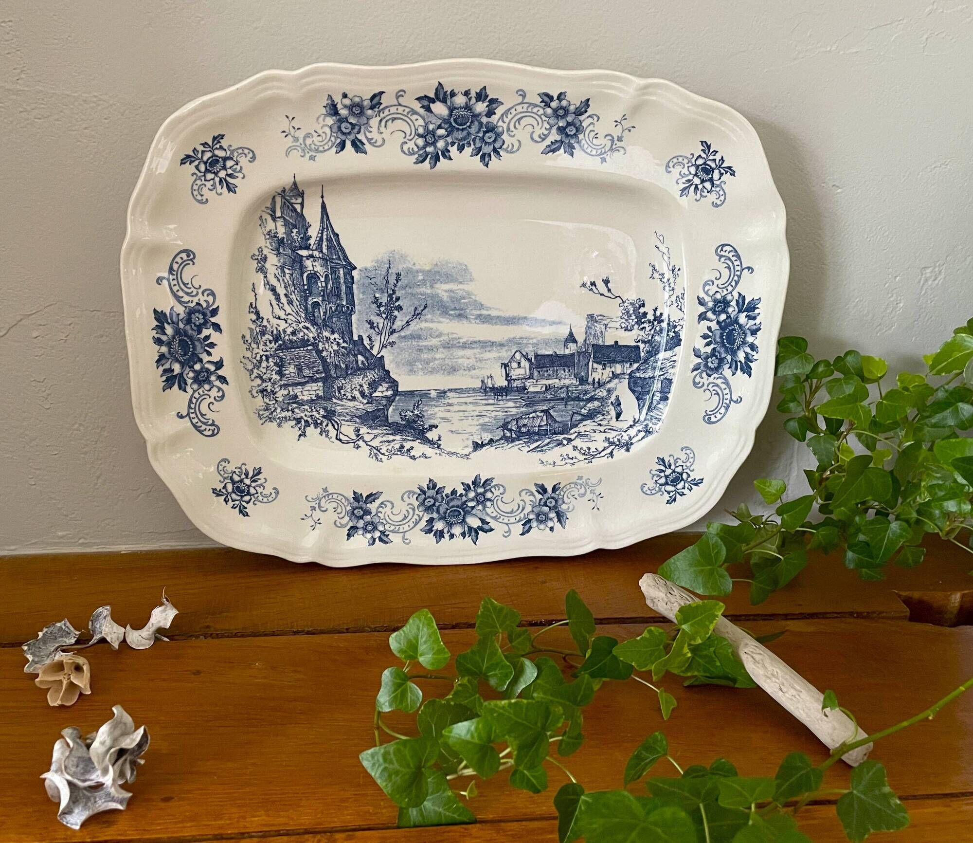 Antique rectangular plate in Sarreguemines earthenware.