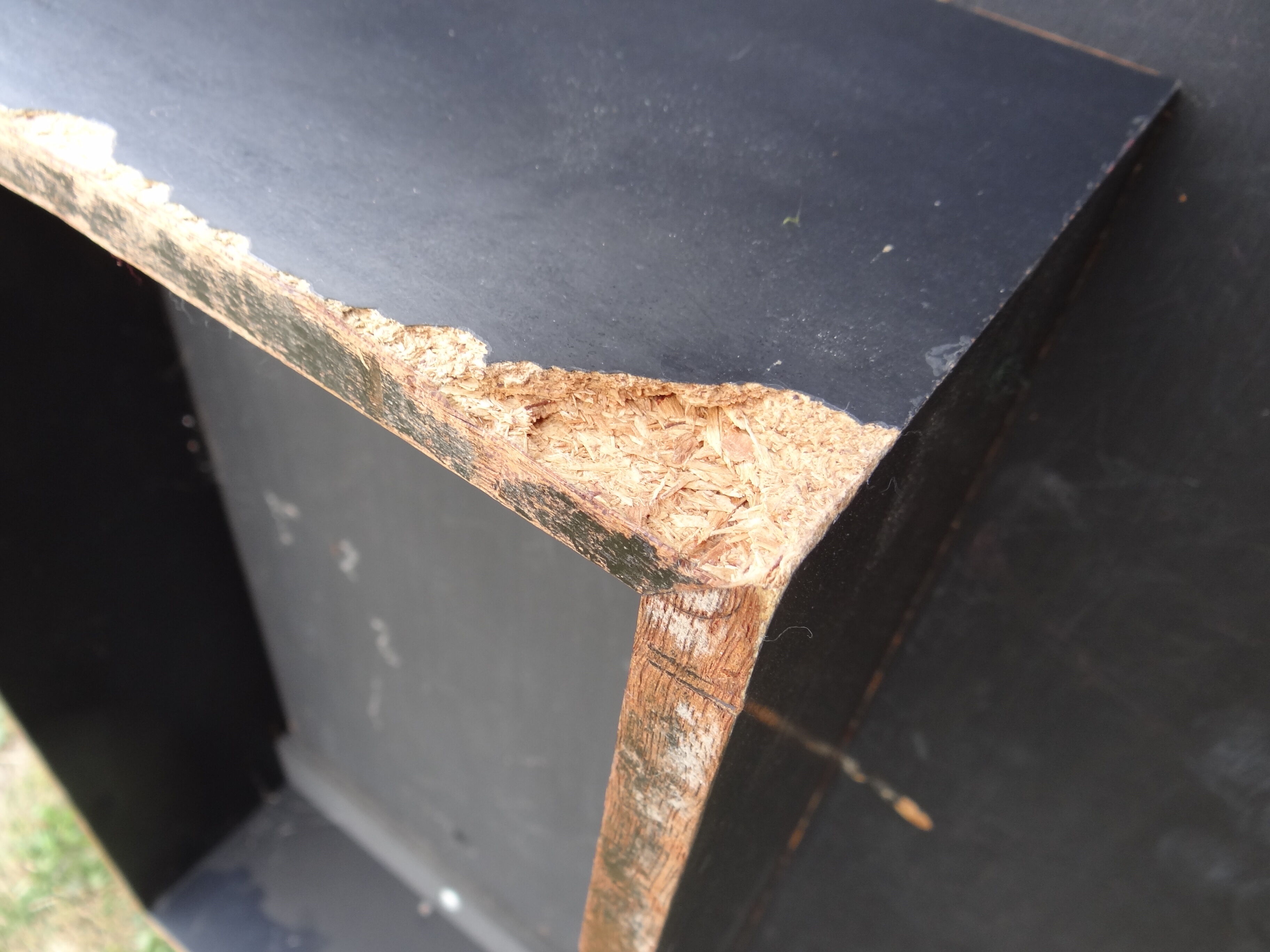Table basse par Jean Claude Mahey laque et filet de laiton