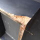 Table basse par Jean Claude Mahey laque et filet de laiton