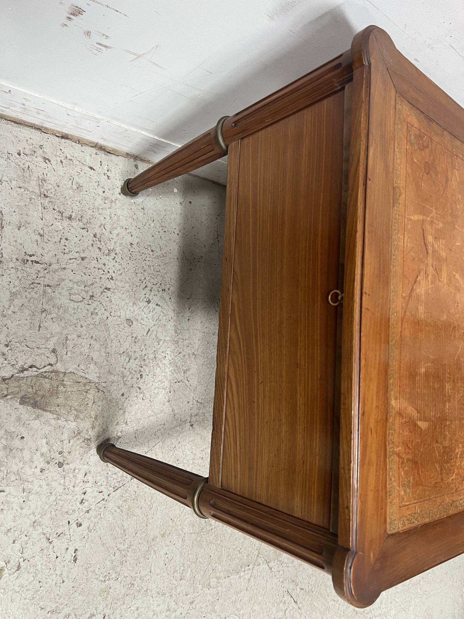 Bureau de style Louis XVI en bois de noyer Fin du XIX siècle