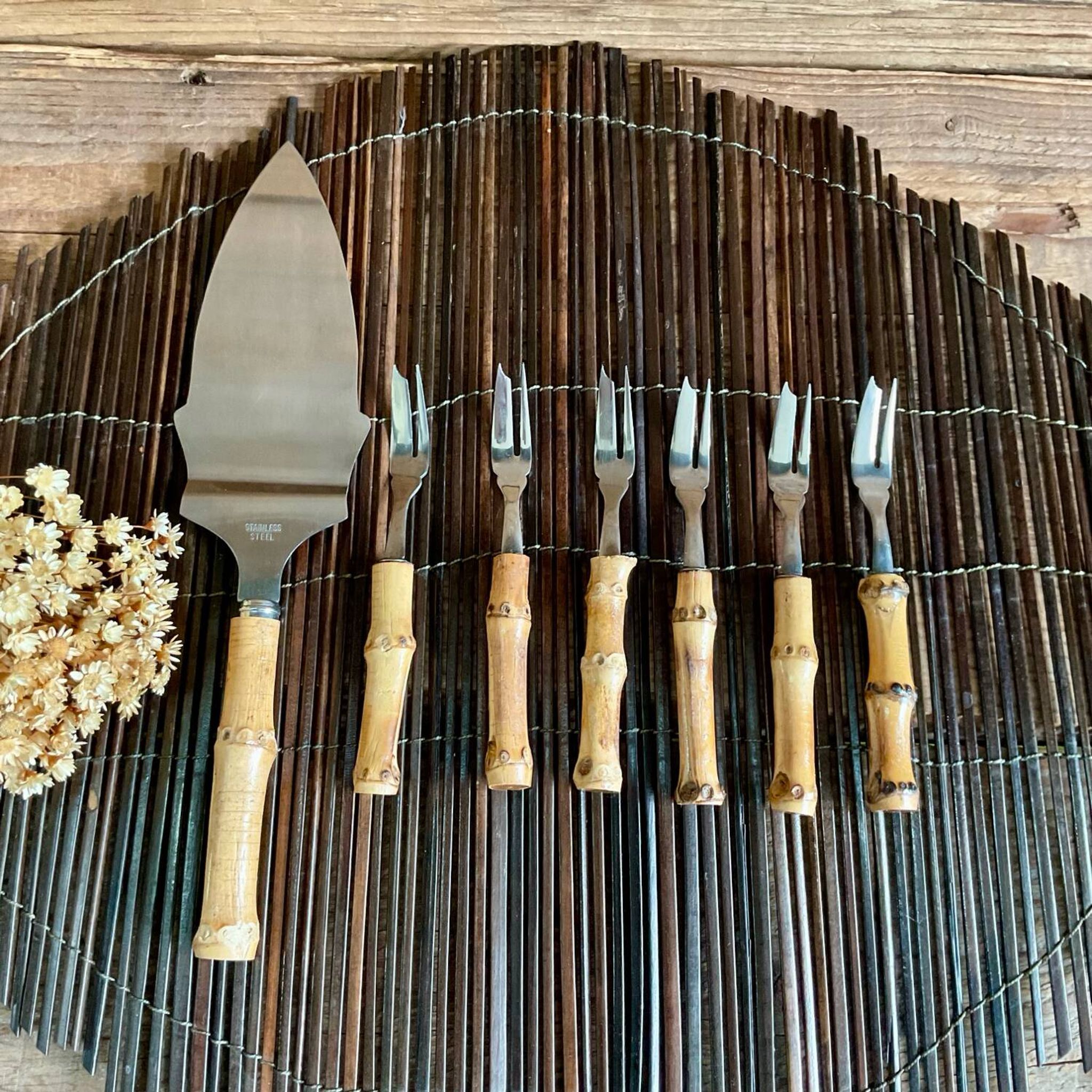 6 bamboo forks and a pie server